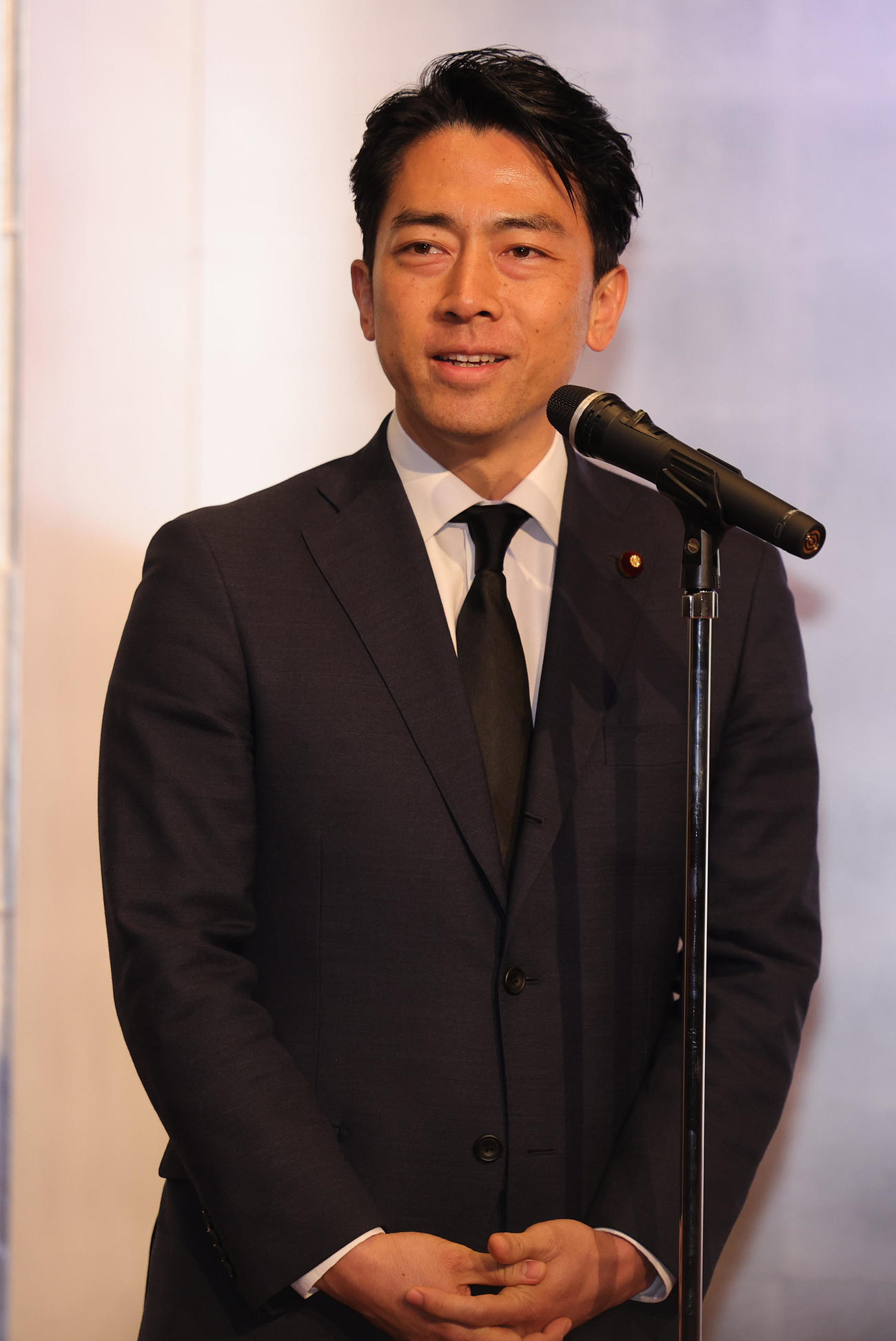 伊集院静さんお別れの会であいさつする小泉進次郎衆議院議員（撮影・野上伸悟）