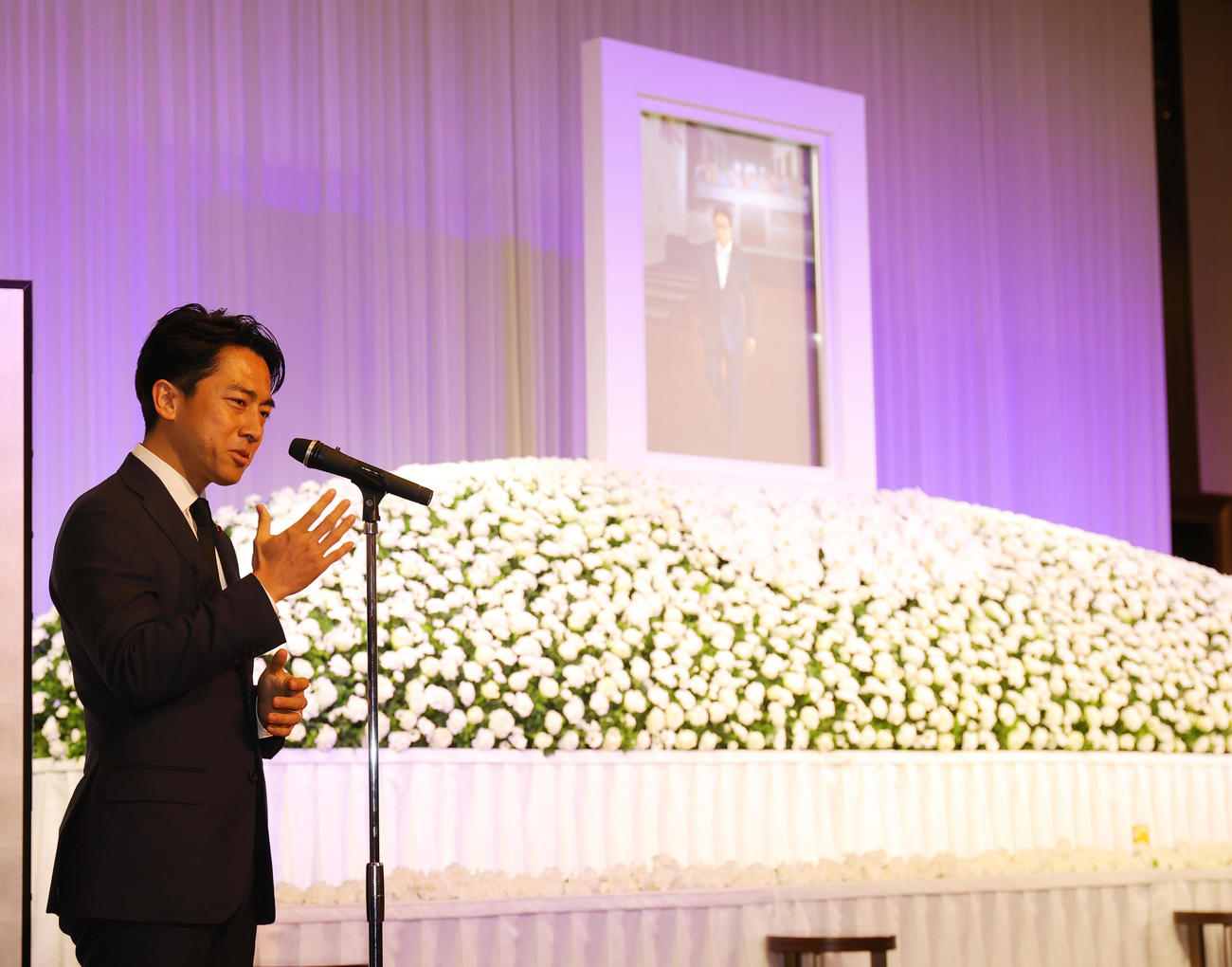伊集院静さんお別れの会であいさつする小泉進次郎衆議院議員（撮影・野上伸悟）