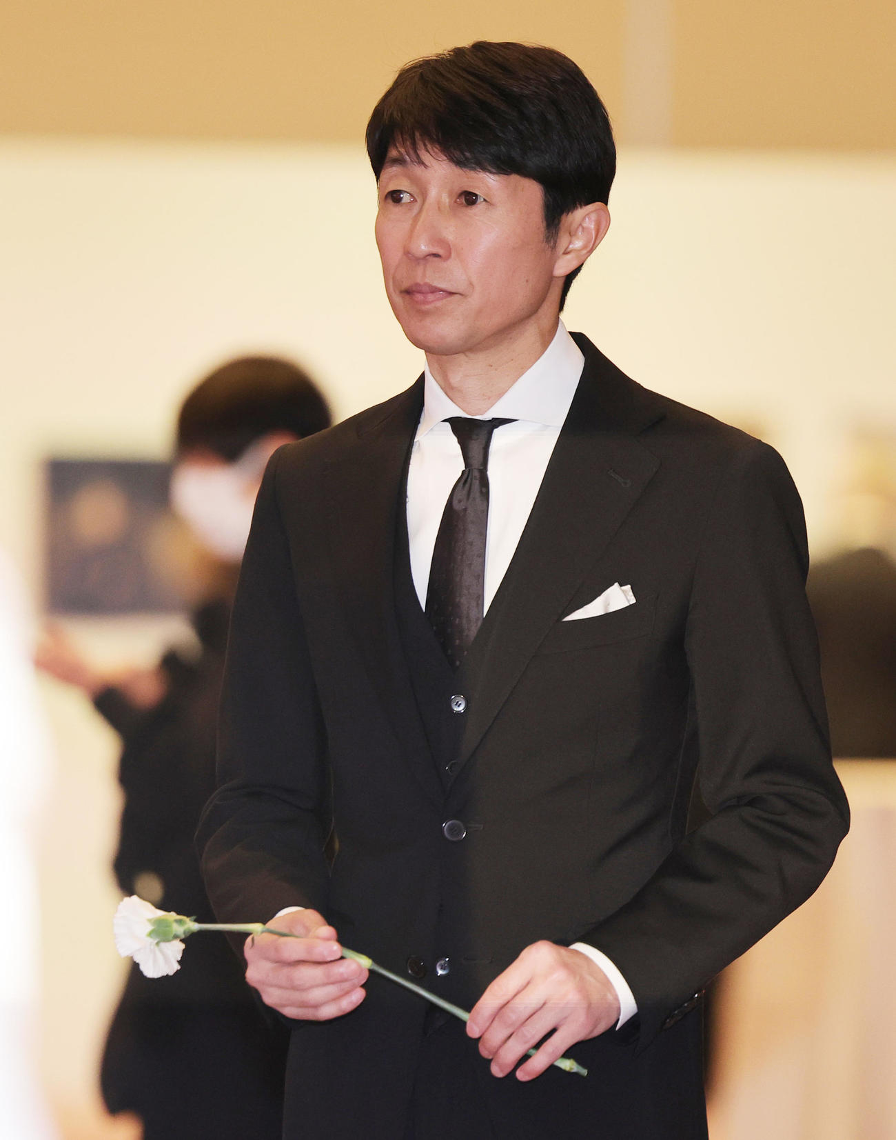 伊集院静さんお別れの会に参列し献花する武豊（撮影・野上伸悟）