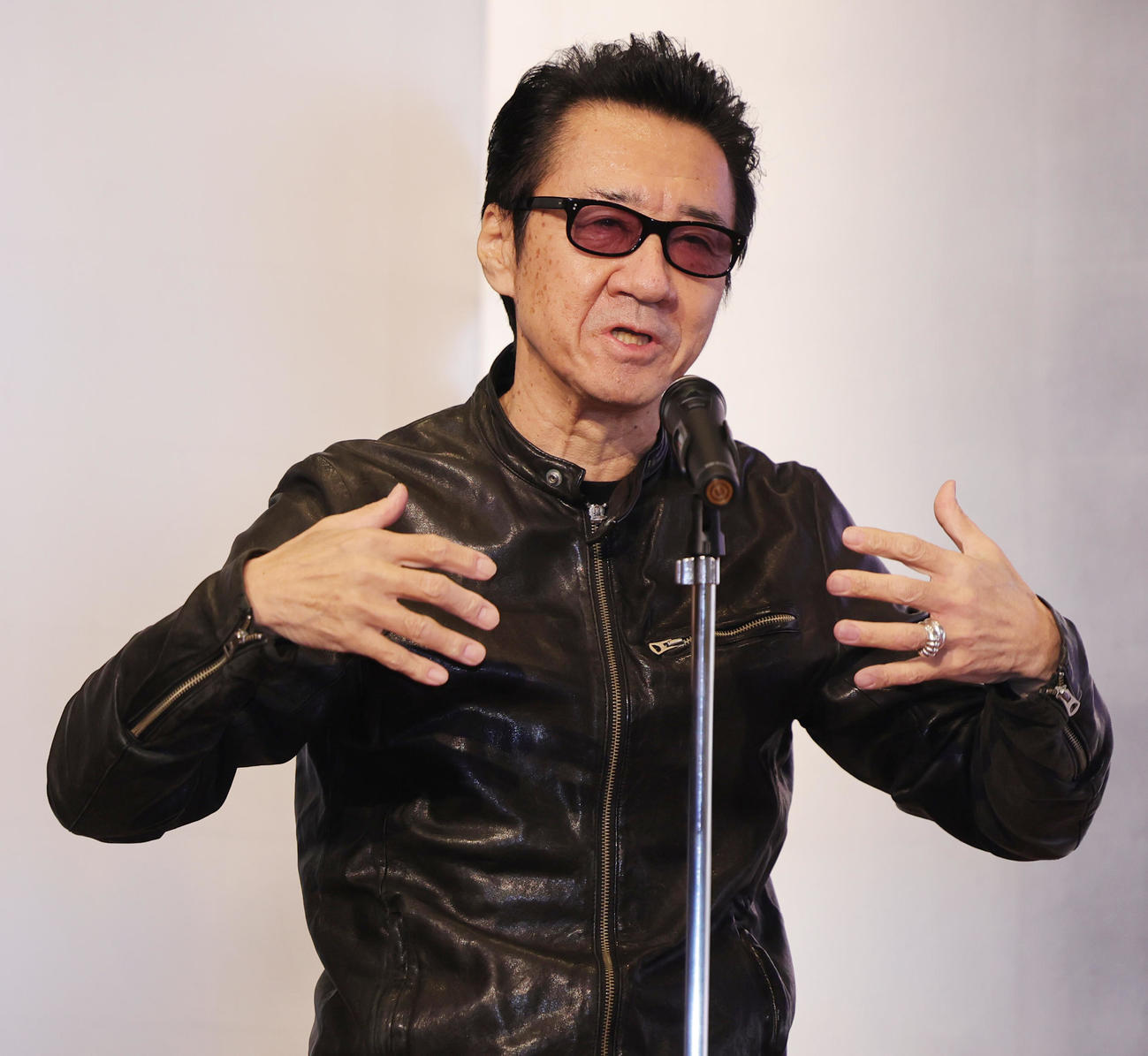 伊集院静さんお別れの会であいさつするた大友康平（撮影・野上伸悟）