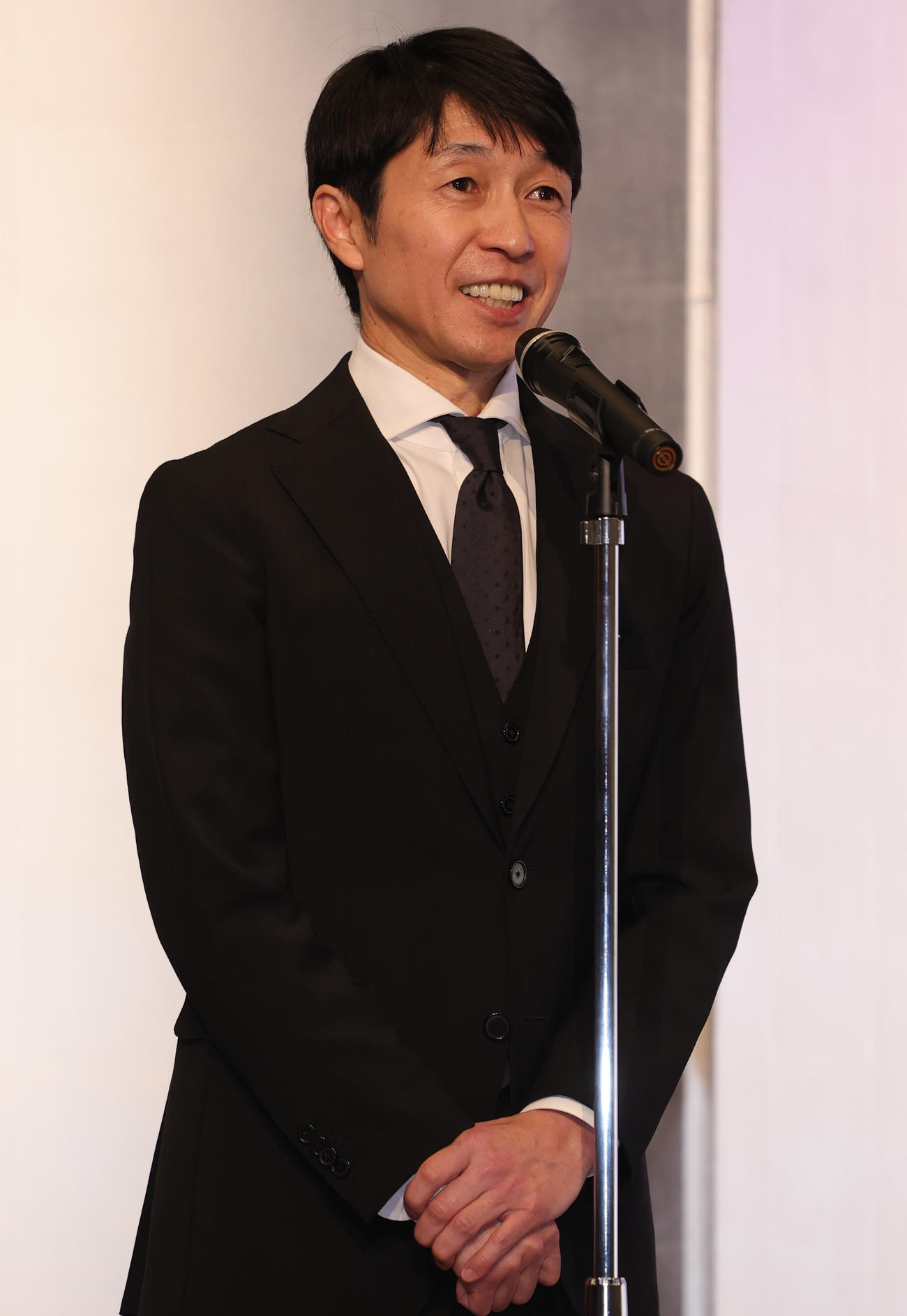 伊集院静さんお別れの会であいさつする武豊（撮影・野上伸悟）