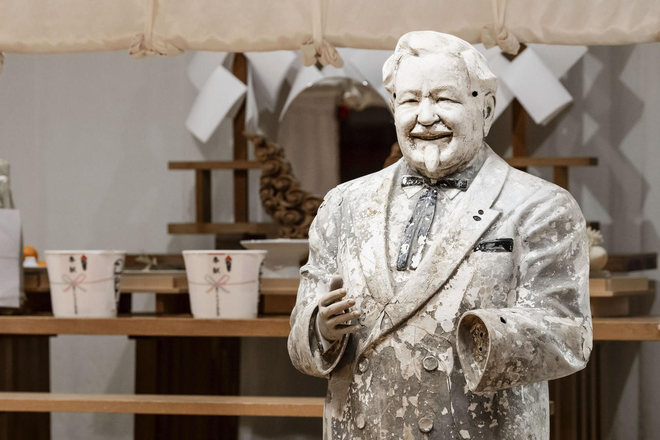 老朽化したカーネル・サンダース人形の人形納めが行われた（日本KFCホールディングス提供・共同）