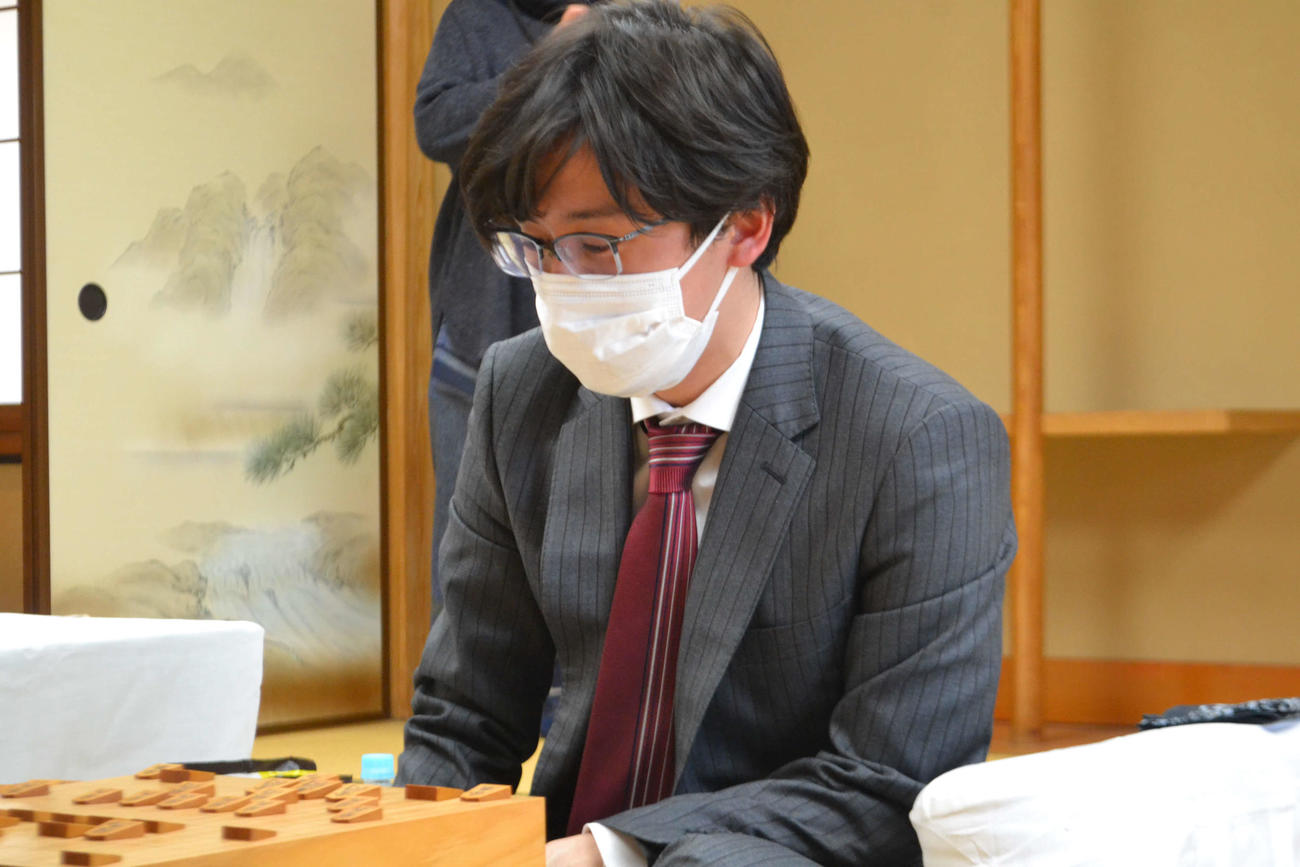 永瀬拓矢九段との挑戦者決定戦を制して藤井聡太叡王への挑戦権を獲得した伊藤匠七段