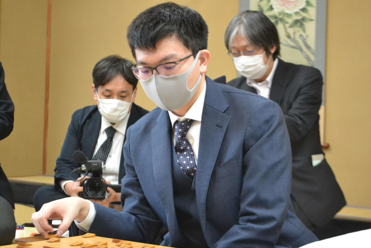 伊藤匠七段に敗れて前期に続きあと1歩のところで叡王戦の挑戦権を逃した永瀬拓矢九段