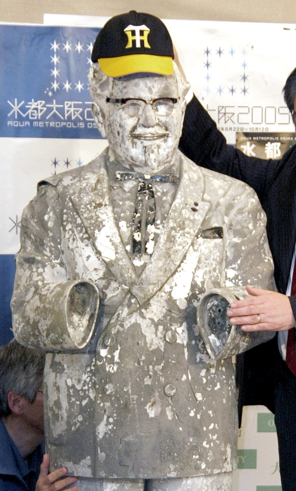 24年ぶりに道頓堀川から見つかったカーネル・サンダース人形（共同）