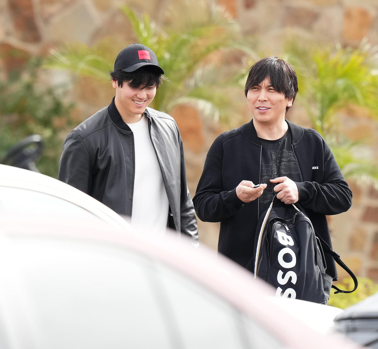 2月5日、キャンプ地で自主トレをしたドジャース大谷翔平とともに引き揚げる水原一平通訳（右）（撮影・菅敏）