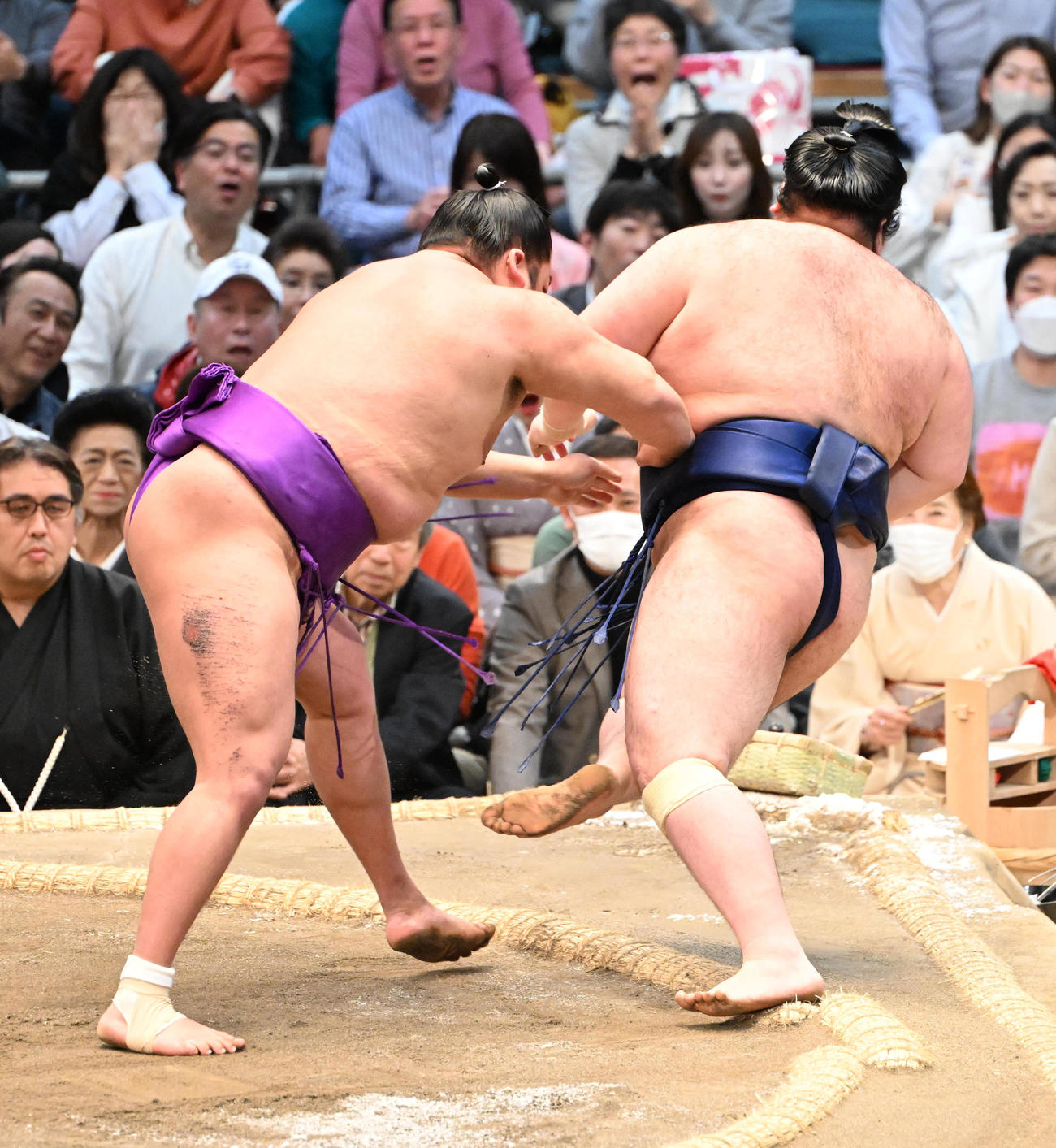 尊富士（左）は押し倒しで豪ノ山を破り優勝を決める（撮影・和賀正仁）
