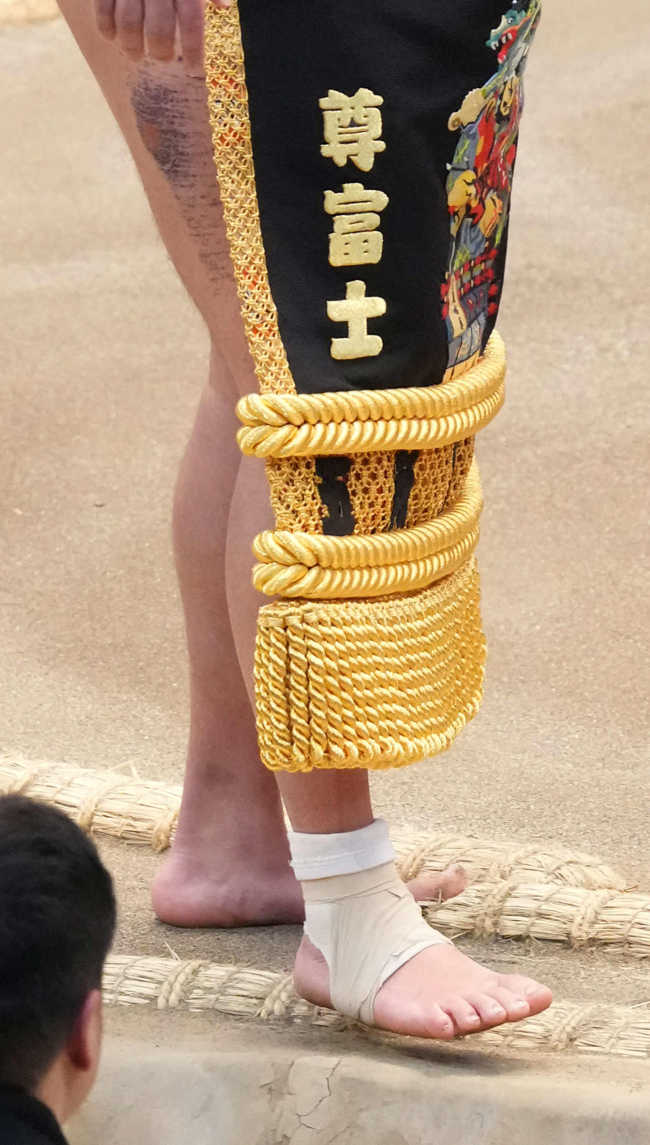 前日の取組で痛めた右足首にテーピングを施し幕内土俵入りに臨む尊富士（撮影・小沢裕）