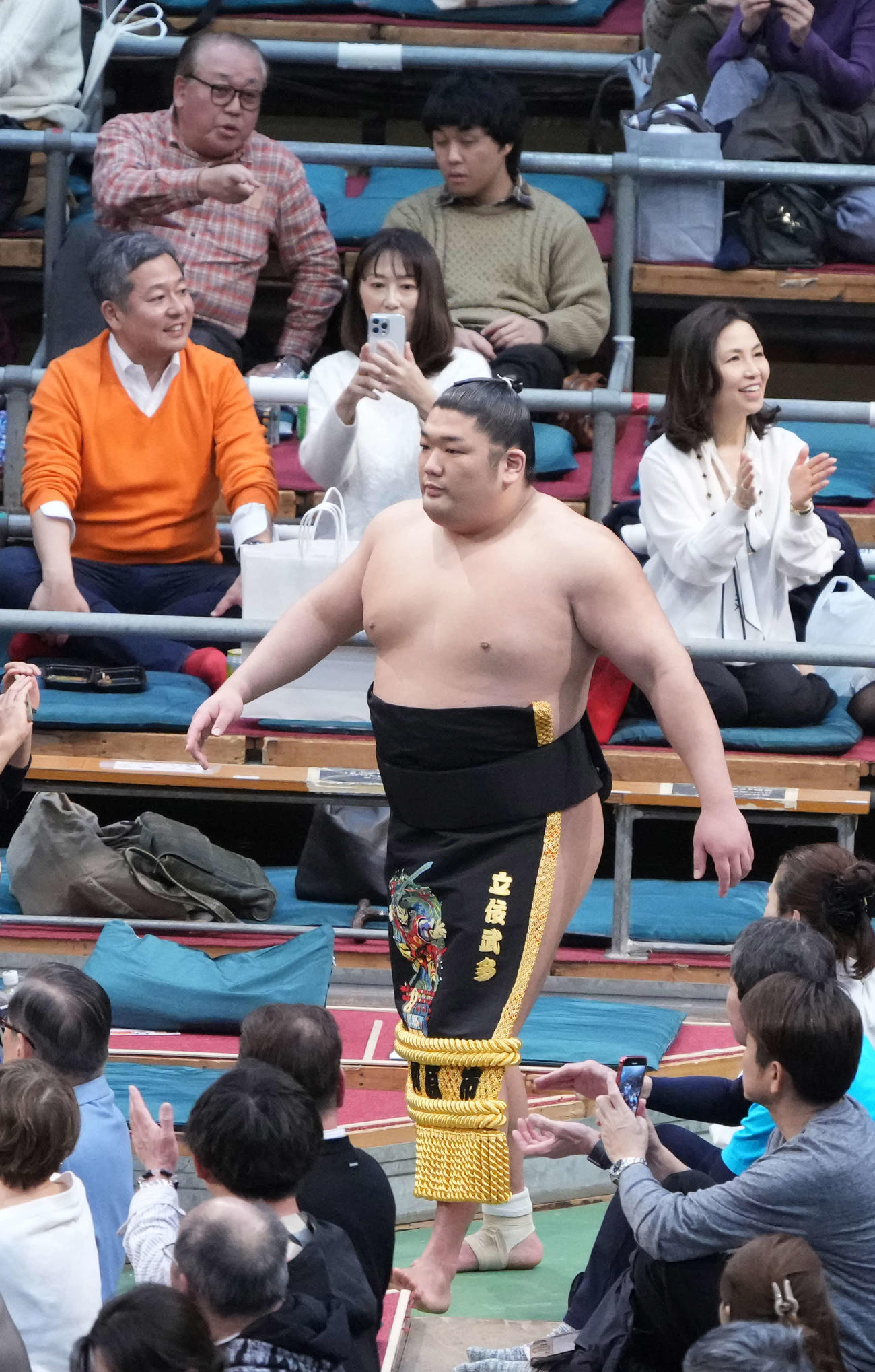 前日の取組で痛めた右足首にテーピングを施し幕内土俵入りに臨む尊富士（撮影・小沢裕）