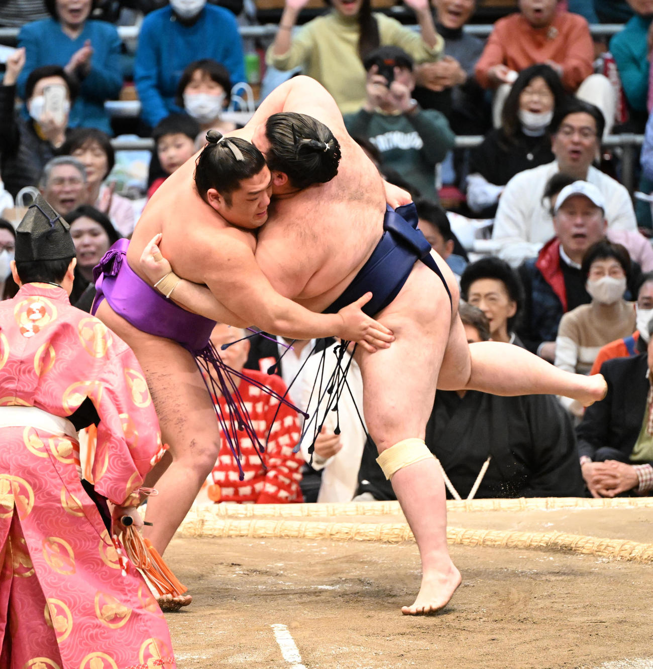 尊富士（左）は押し倒しで豪ノ山を破り優勝を決める（撮影・和賀正仁）