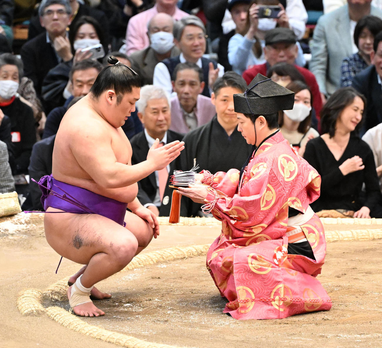 尊富士（左）は押し倒しで豪ノ山を破り優勝を決める（撮影・和賀正仁）