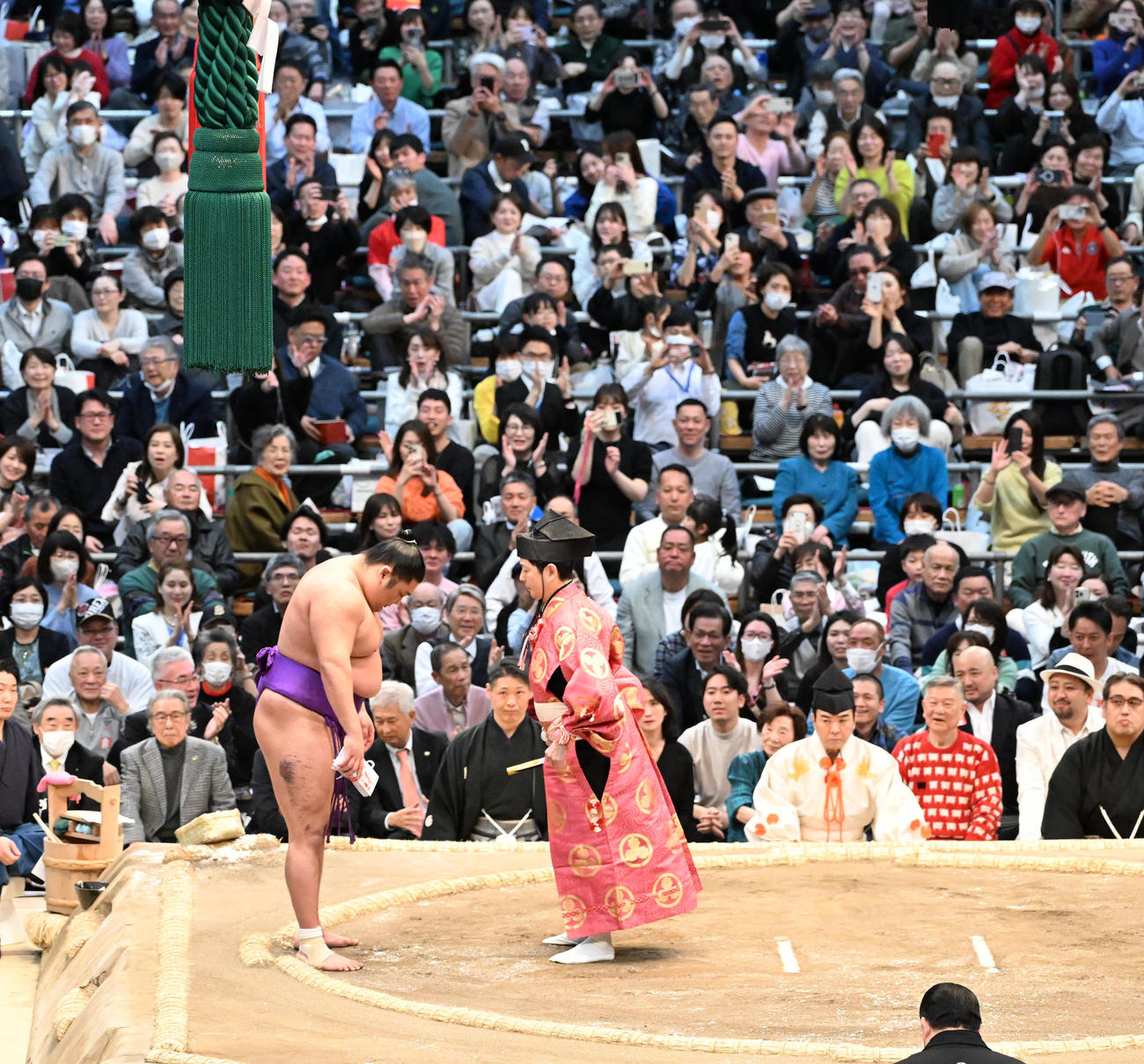尊富士（左）は押し倒しで豪ノ山を破り優勝を決める（撮影・和賀正仁）