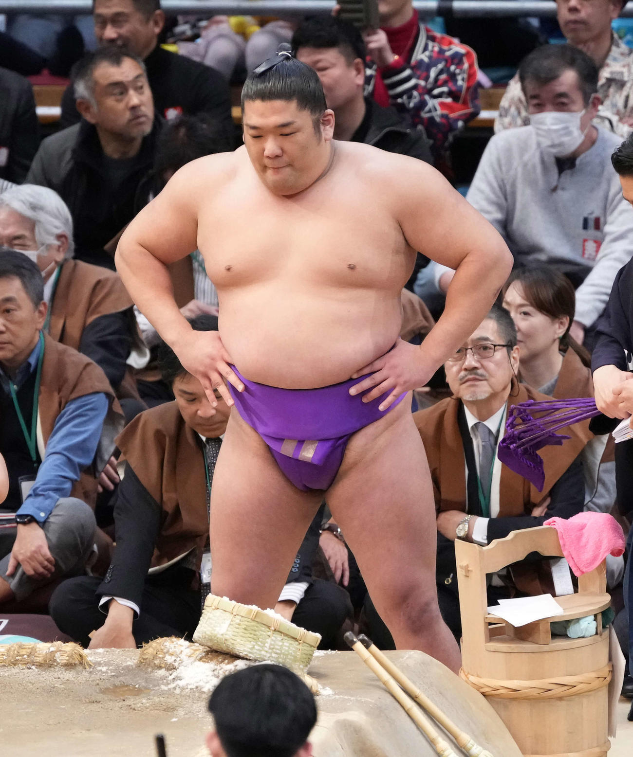 幕内優勝を決めた尊富士は土俵下控えで喜びに浸る（撮影・小沢裕）