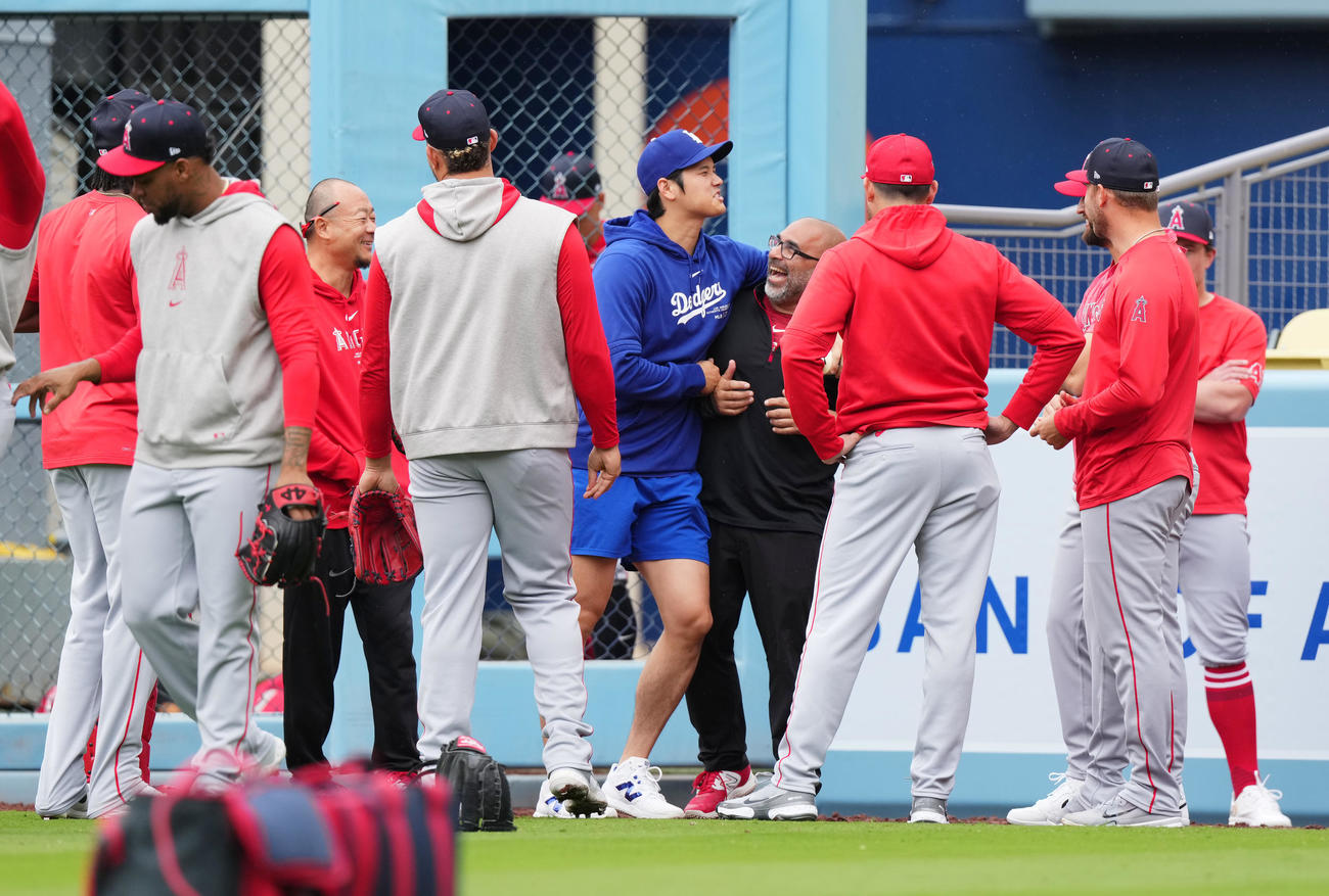 ドジャース対エンゼルス　試合前、エンゼルスの関係者とじゃれるドジャース大谷（中央）（撮影・菅敏）