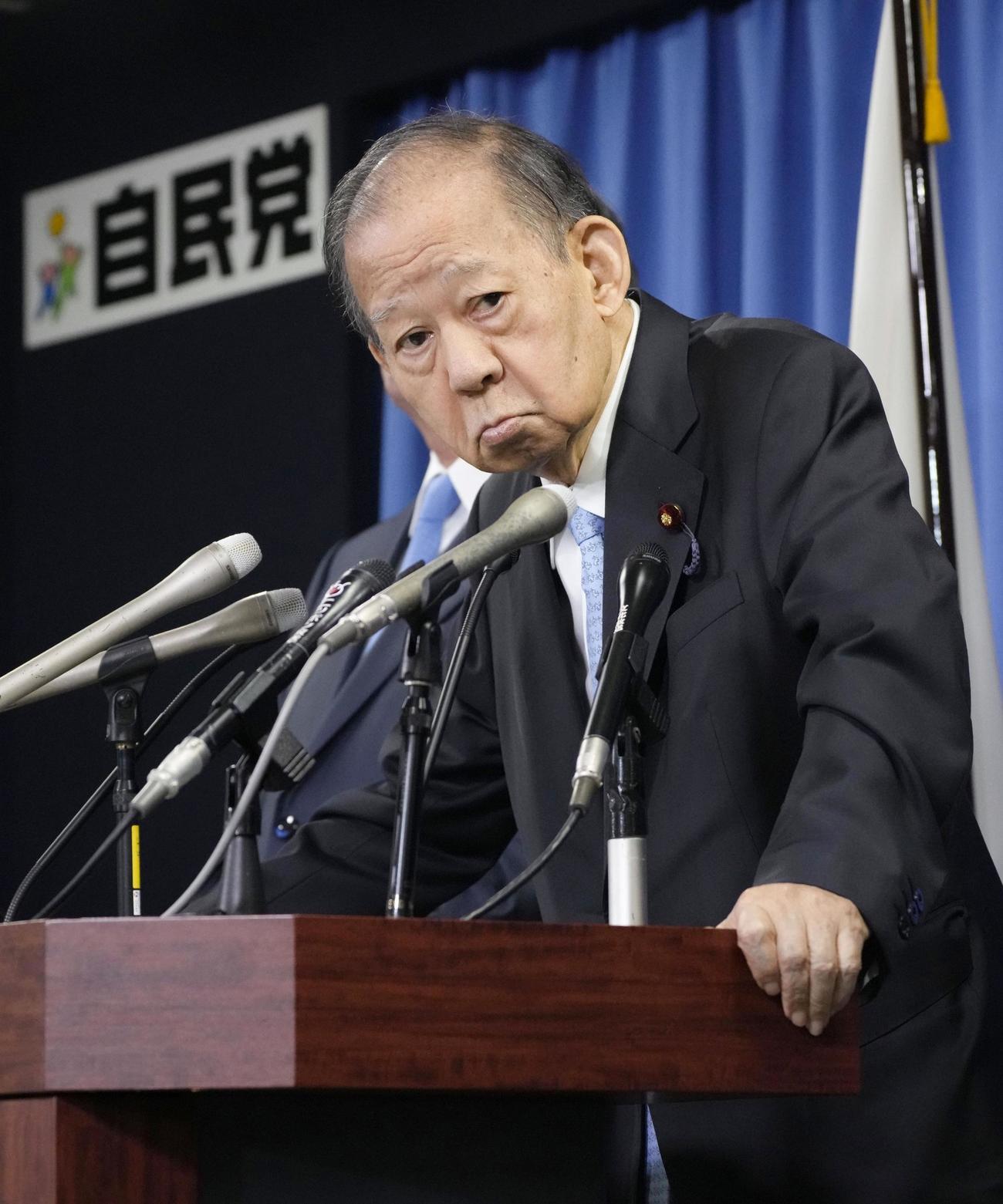 記者会見する自民党の二階元幹事長。次期衆院選に立候補しないと表明した（共同）