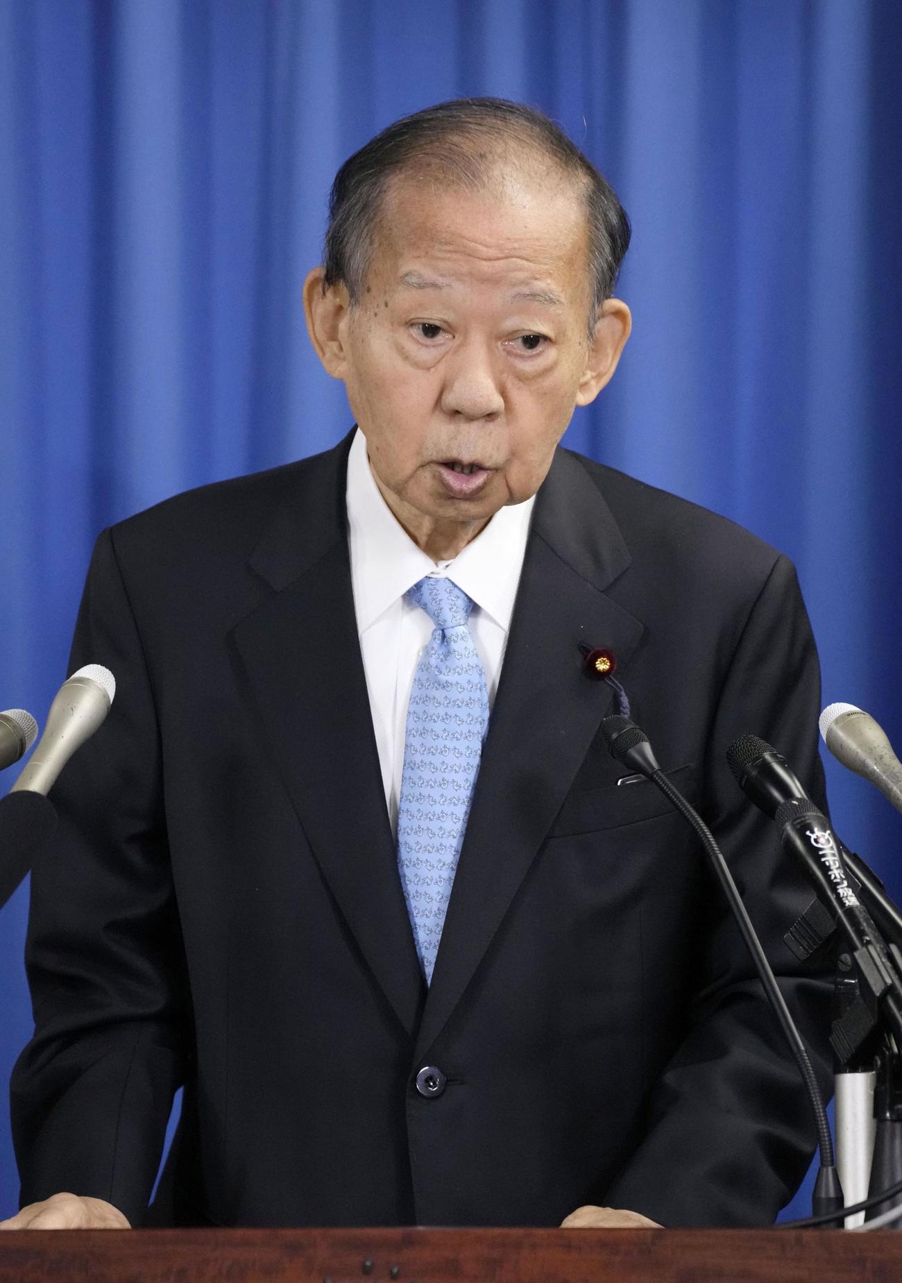 記者会見する自民党の二階元幹事長（共同）