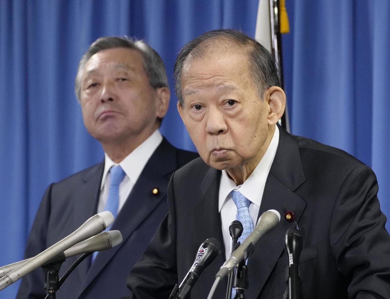 記者会見する自民党の二階元幹事長。左は最側近の林幹雄元幹事長代理（共同）