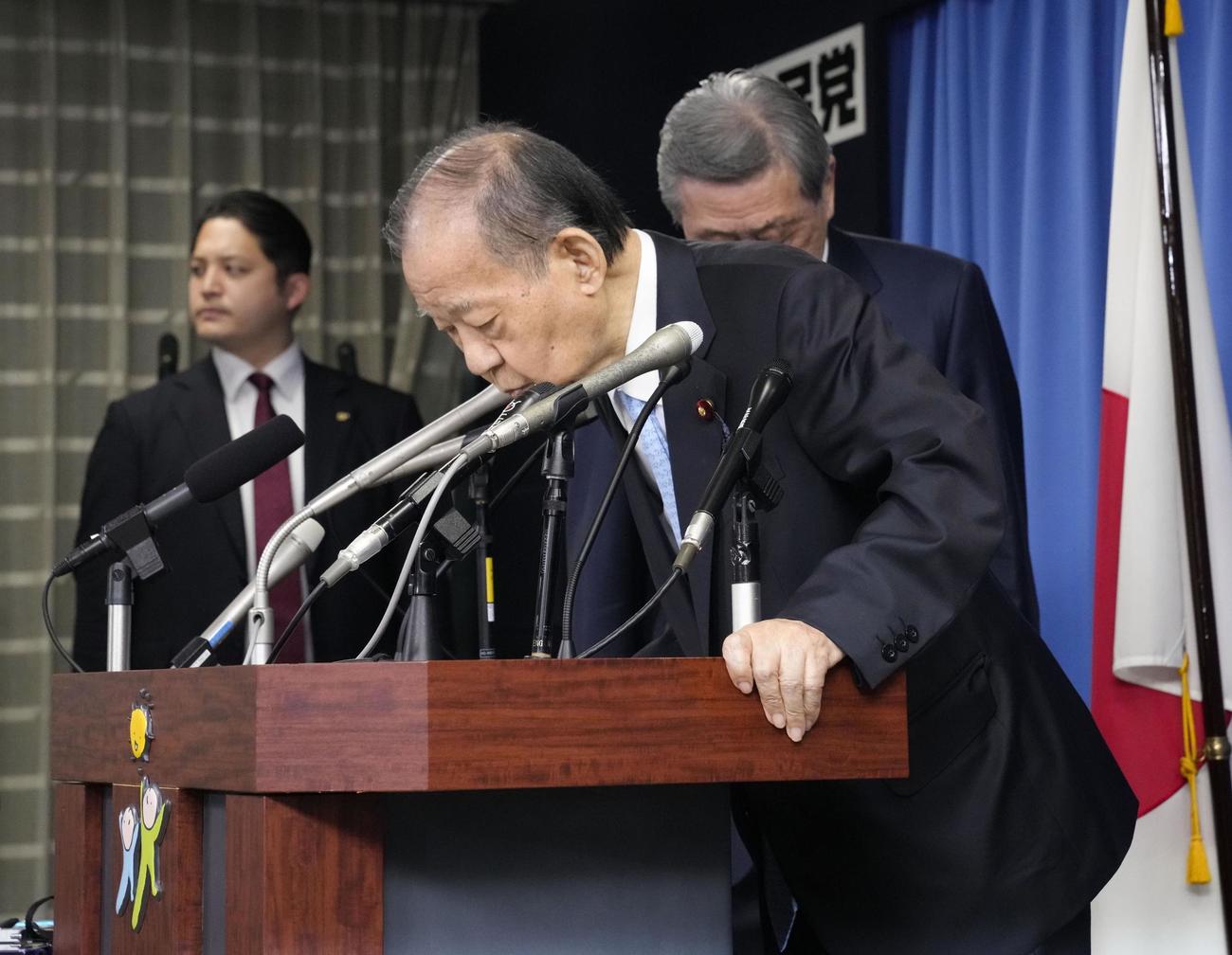 記者会見を終え、一礼する自民党の二階元幹事長（共同）
