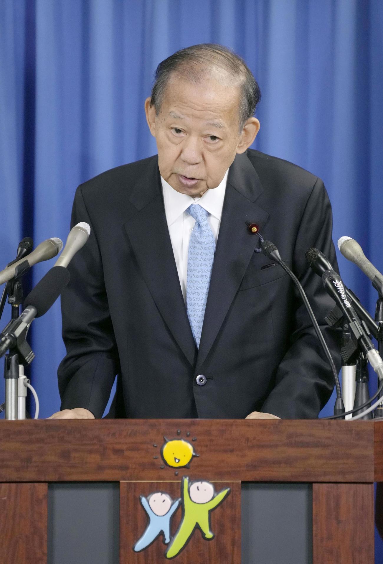 記者会見する自民党の二階元幹事長（共同）