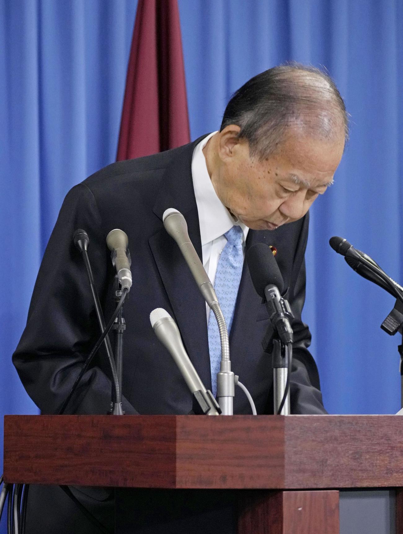 記者会見の冒頭に発言し、頭を下げる自民党の二階元幹事長（共同）