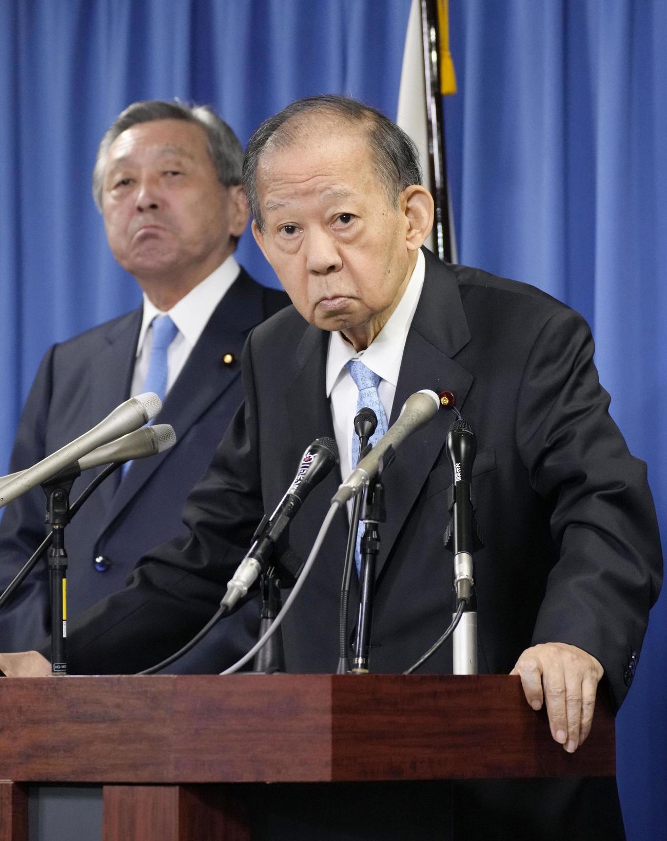 記者会見する自民党の二階元幹事長（共同）