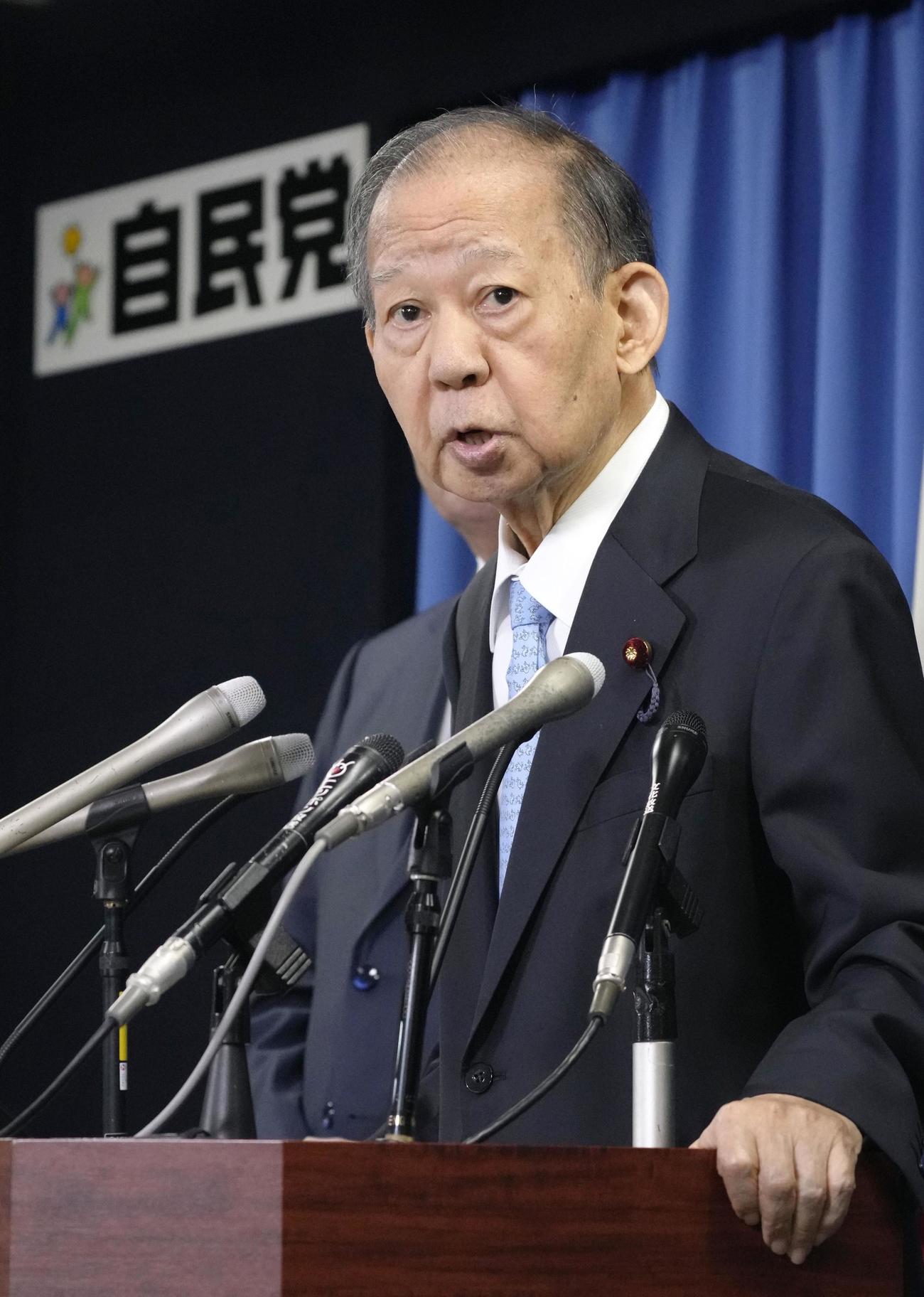 記者会見する自民党の二階元幹事長（共同）