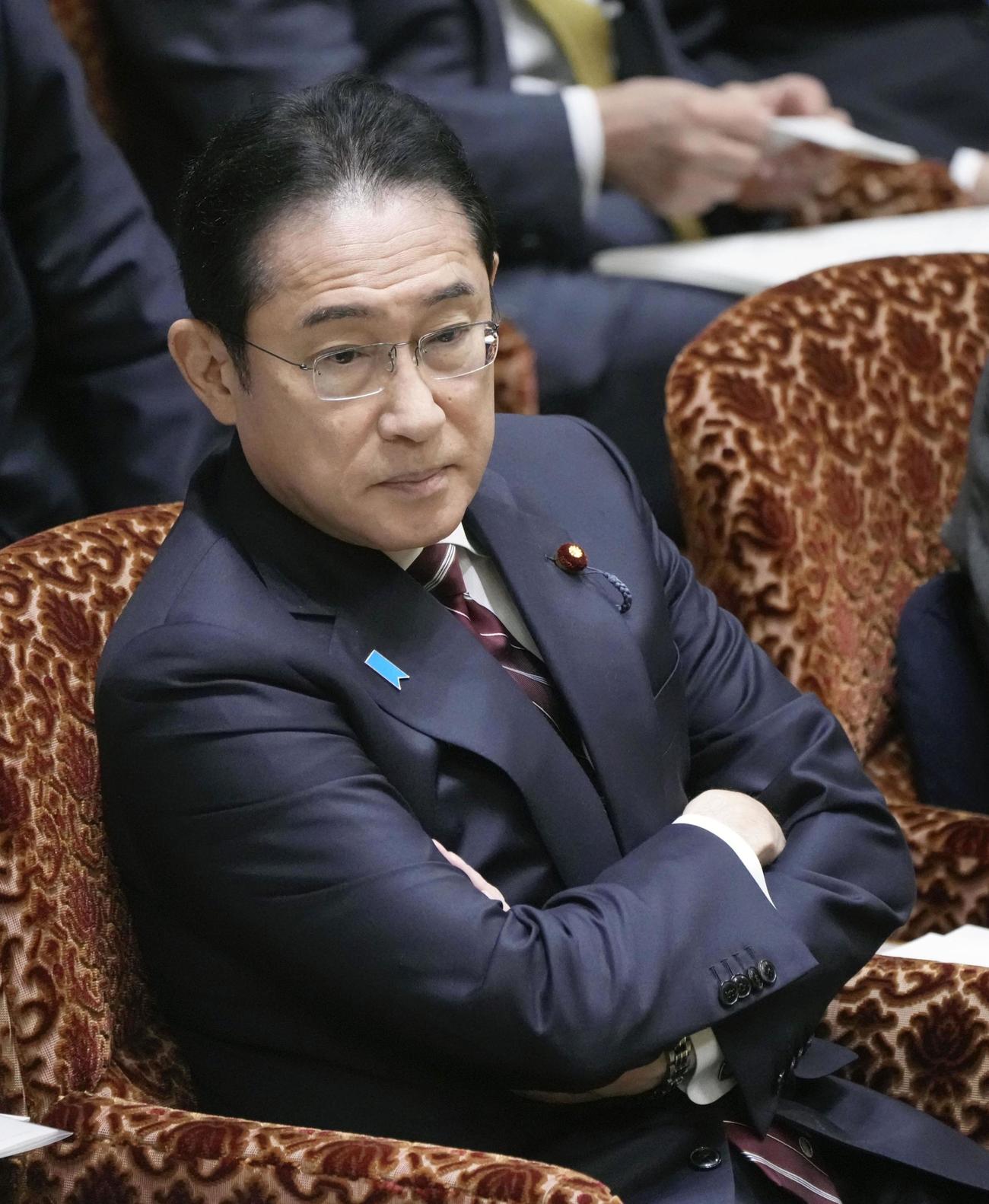 参院予算委の開会を待つ岸田首相（共同）