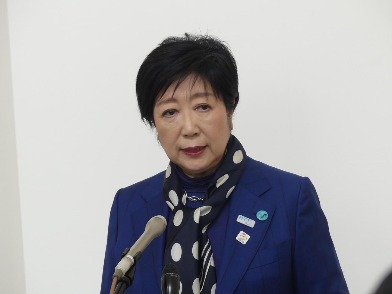 東京都議会閉会後、報道陣の取材に応じる東京都の小池百合子知事（撮影・中山知子）
