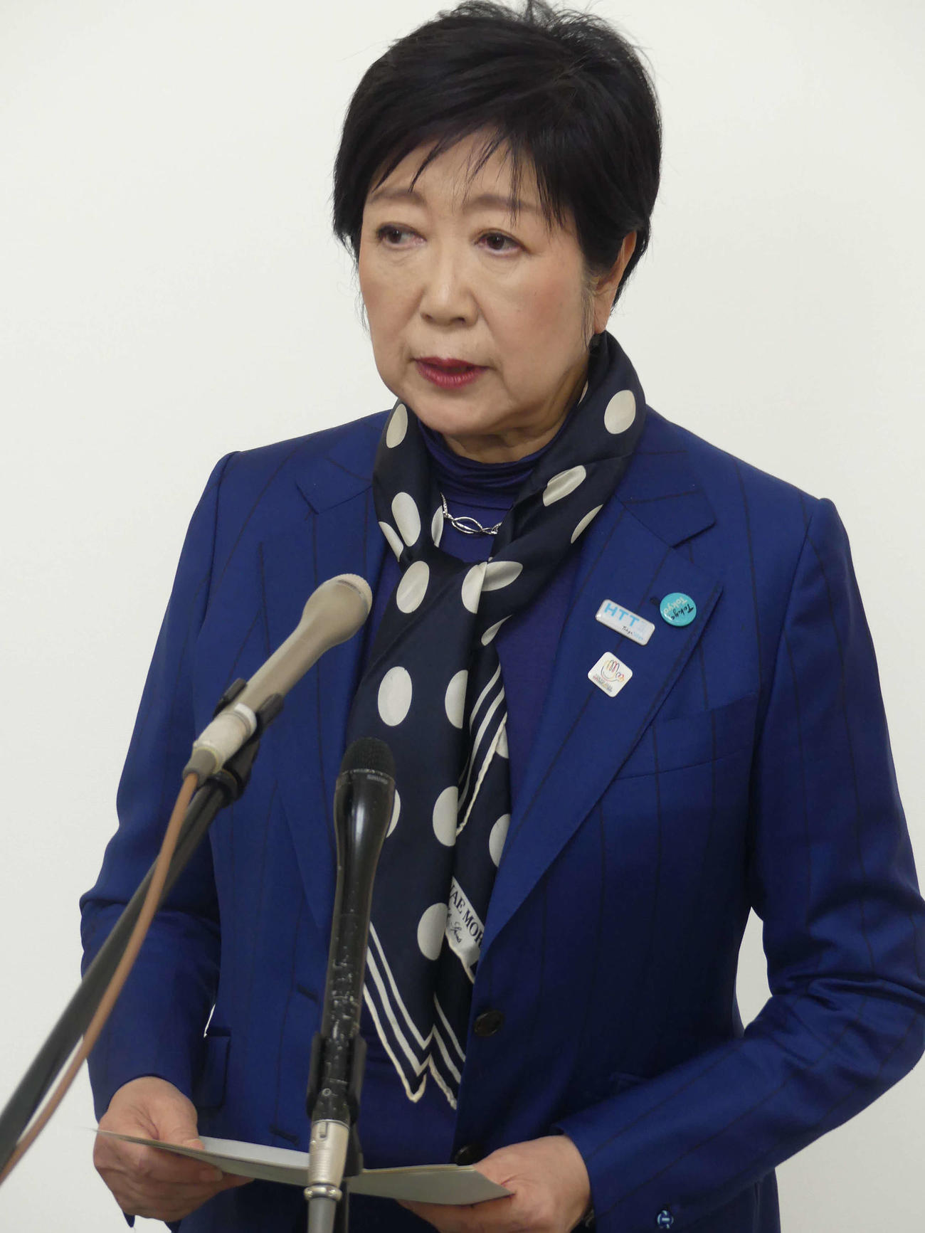 東京都議会閉会後、報道陣の取材に応じる東京都の小池百合子知事（撮影・中山知子）