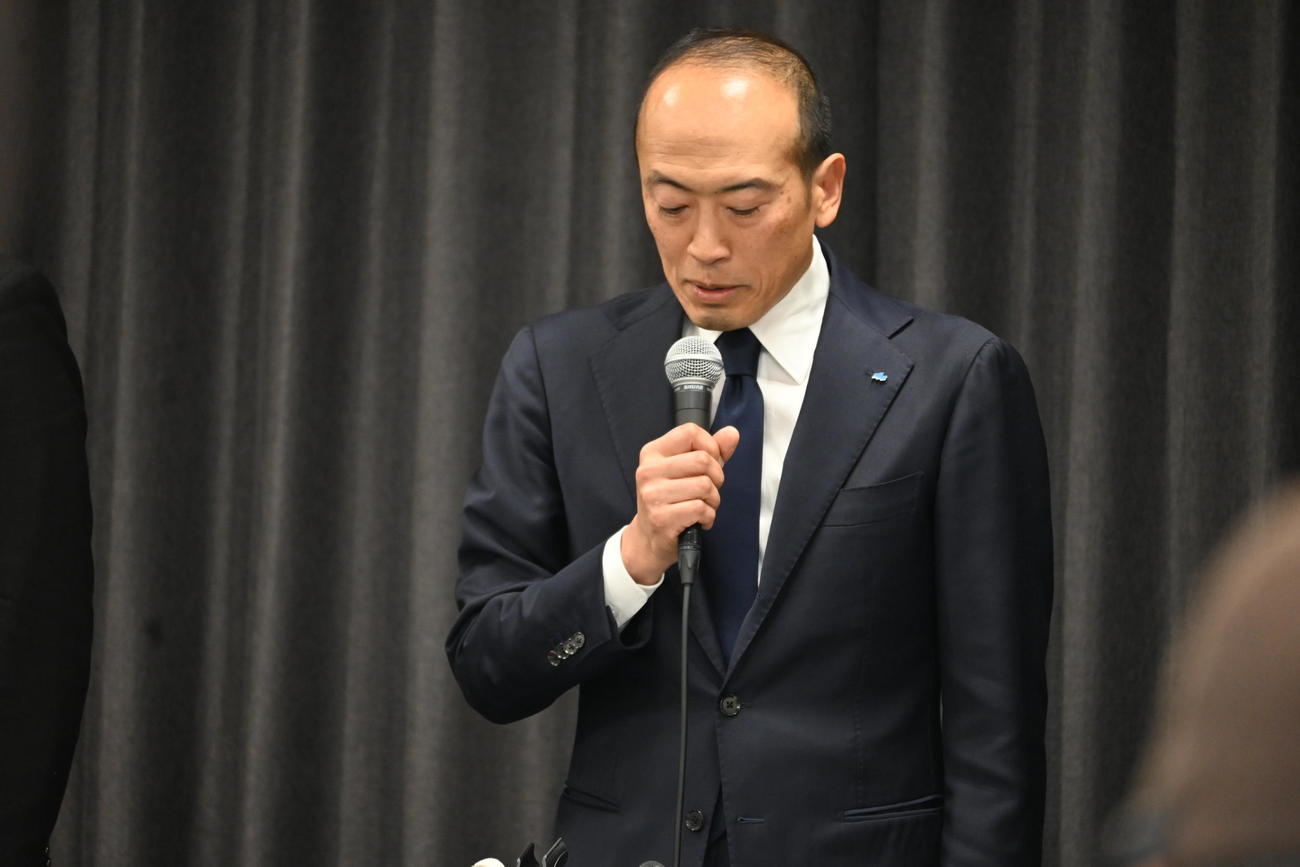 大阪市内で会見した小林製薬の小林章浩社長（撮影・松浦隆司）