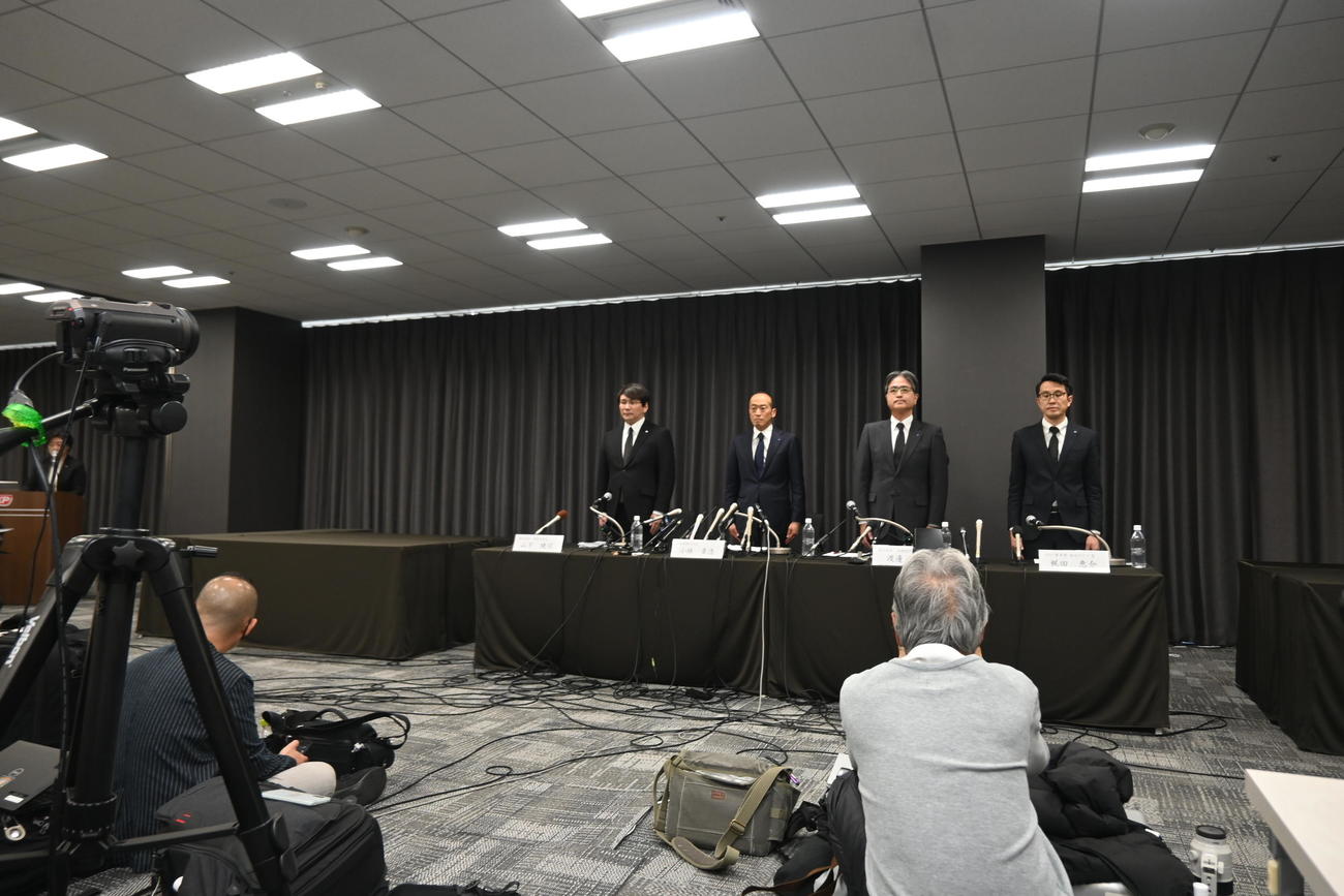 大阪市内で会見した小林製薬の小林章浩社長ら（撮影・松浦隆司）