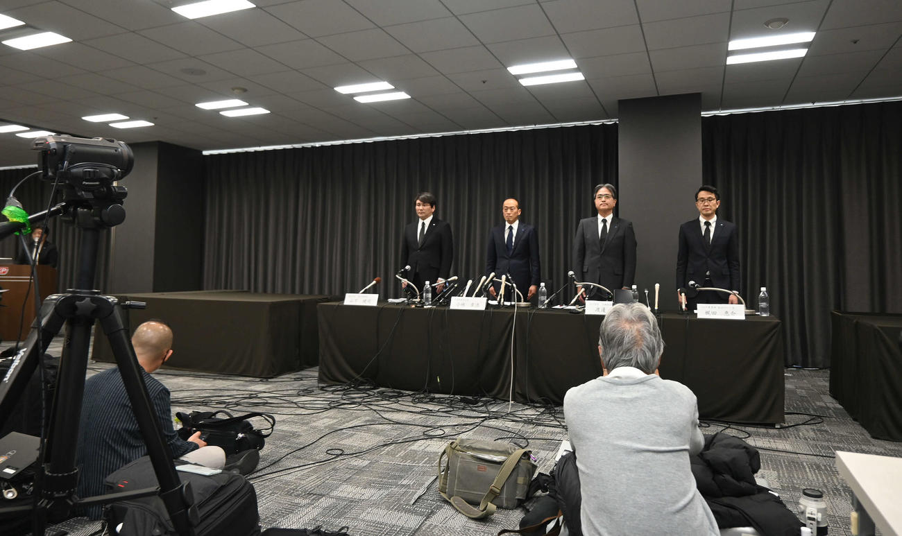大阪市内で会見した小林製薬の小林章浩社長（左から2人目）ら（撮影・松浦隆司）