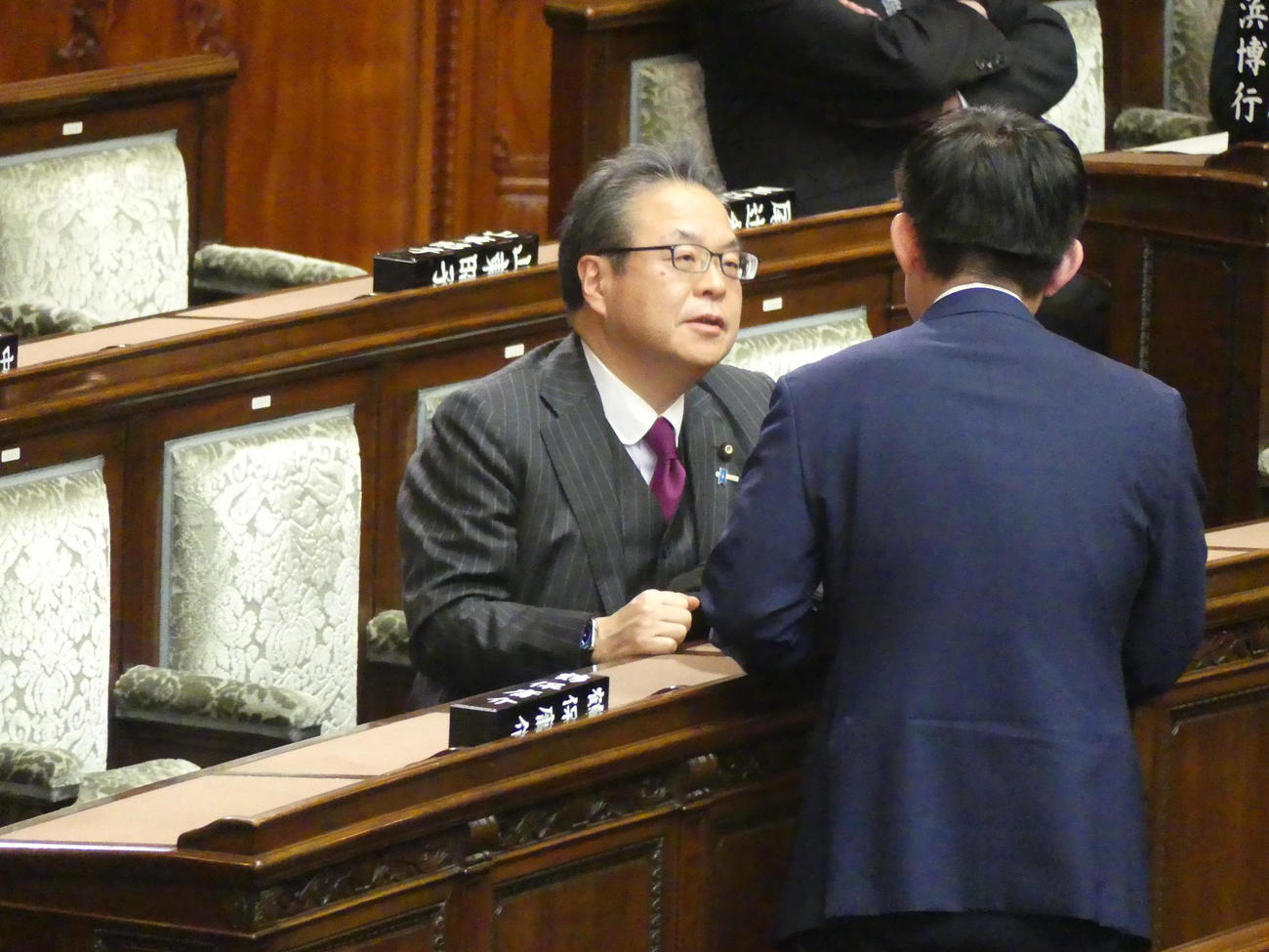 参院本会議前、自席で同僚議員と言葉を交わす自民党の世耕弘成前参院幹事長（撮影・中山知子）