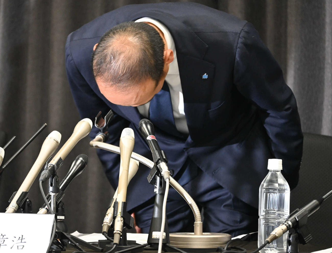 大阪市内で会見し、謝罪する小林製薬の小林章浩社長（撮影・松浦隆司）