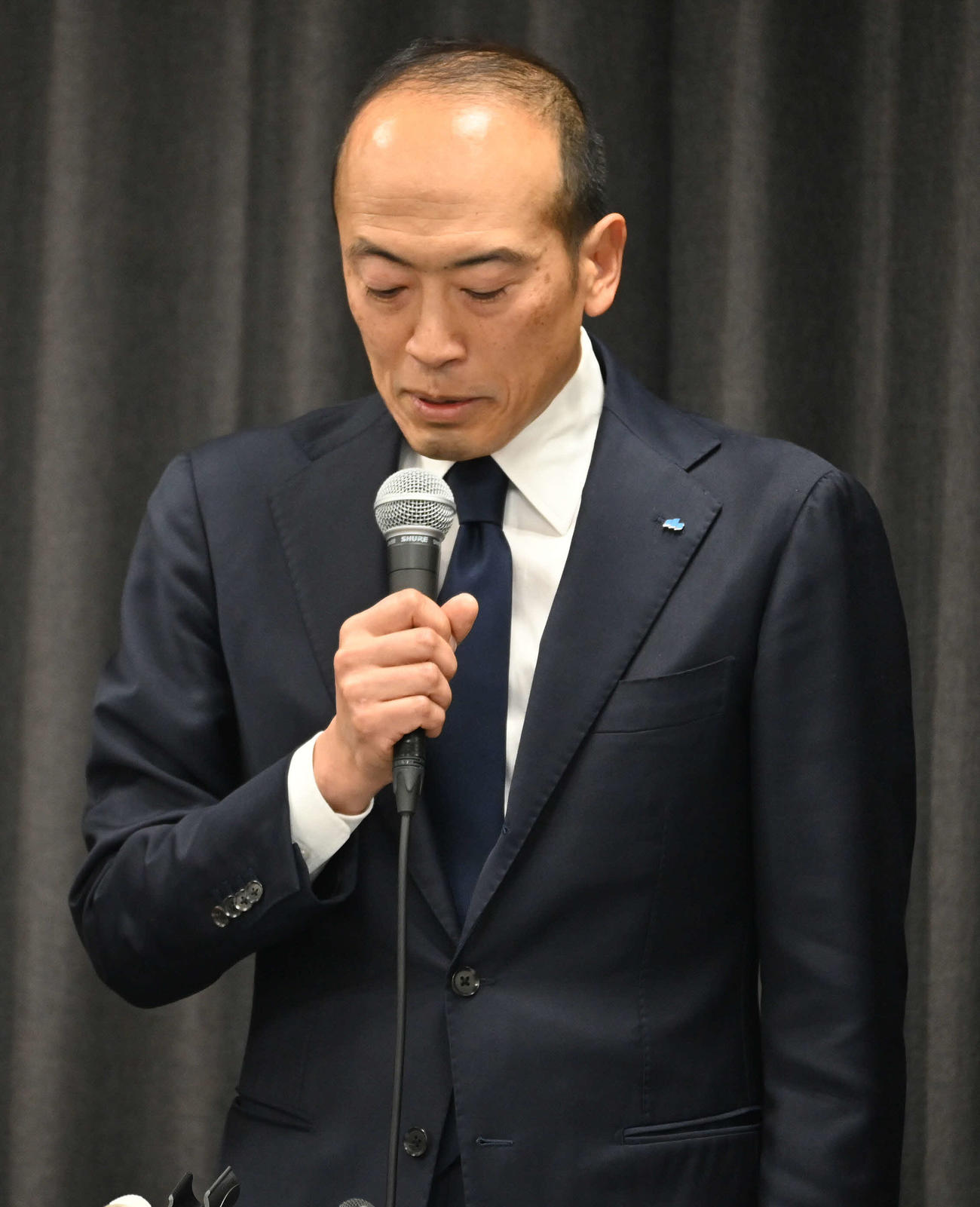 大阪市内で会見した小林製薬の小林章浩社長（撮影・松浦隆司）