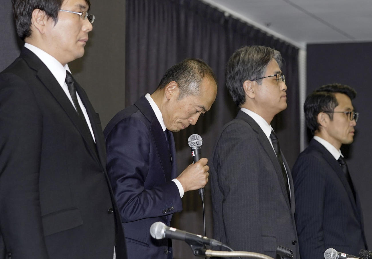 「紅こうじ」サプリを巡る問題で記者会見し、謝罪する小林製薬の小林章浩社長（左から2人目）（共同）