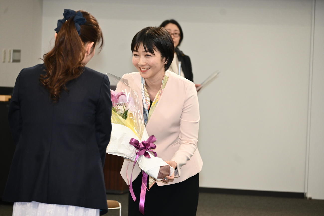 姫路市の教育長就任式で花束を受け取るTBSの元アナウンサー、久保田智子氏（撮影・松浦隆司）