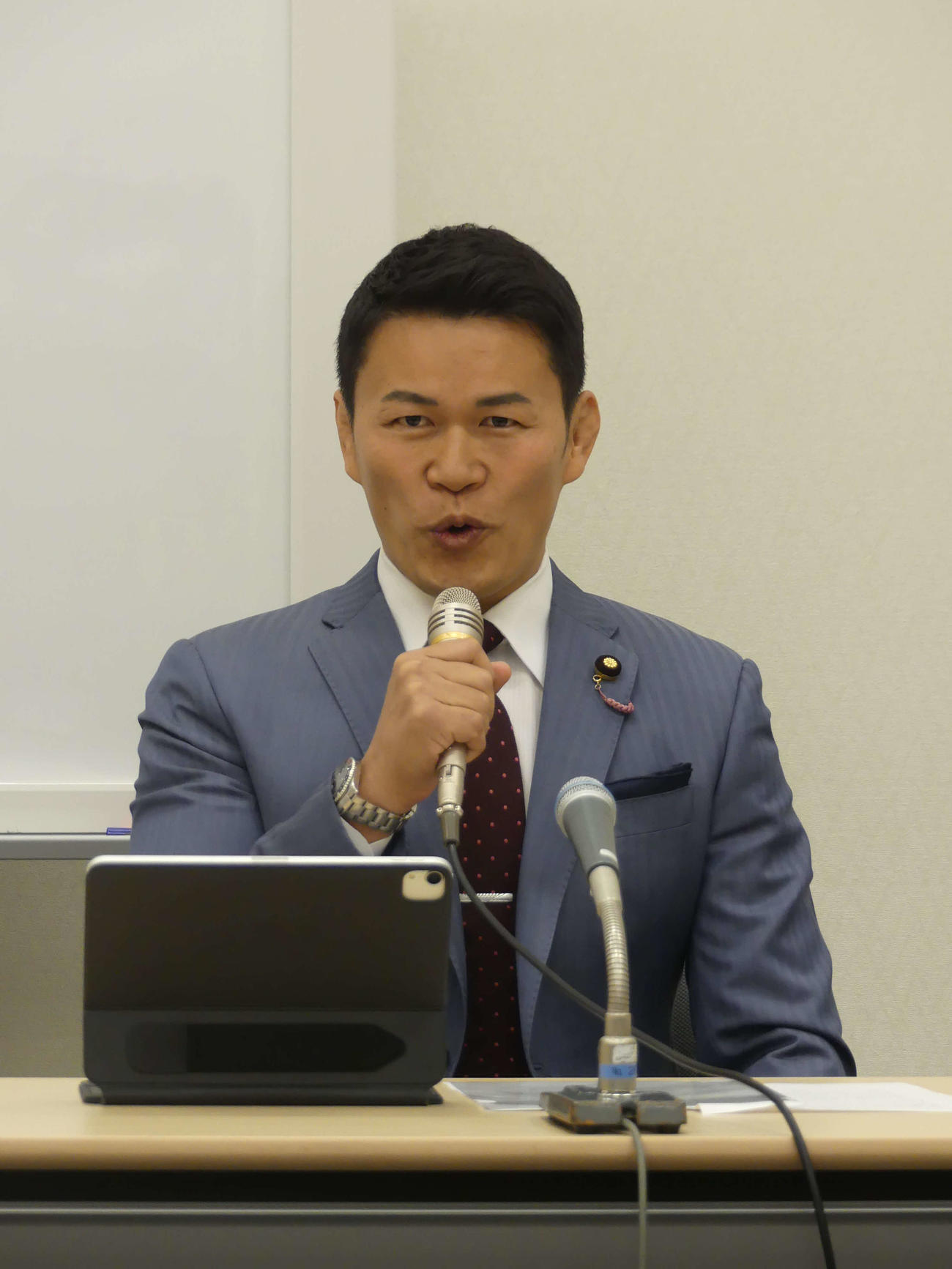 衆院東京15区補選に出馬することを表明した須藤元気参院議員（撮影・中山知子）