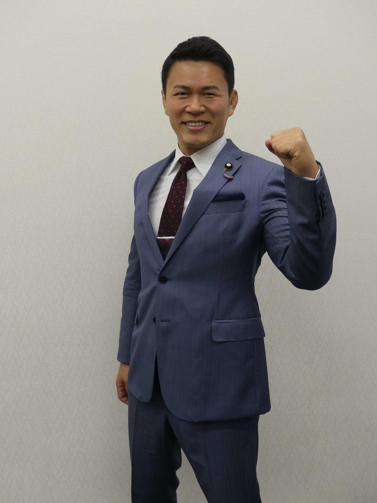 衆院東京15区補選への出馬を表明し、ポーズで意気込みを示す須藤元気参院議員（撮影・中山知子）