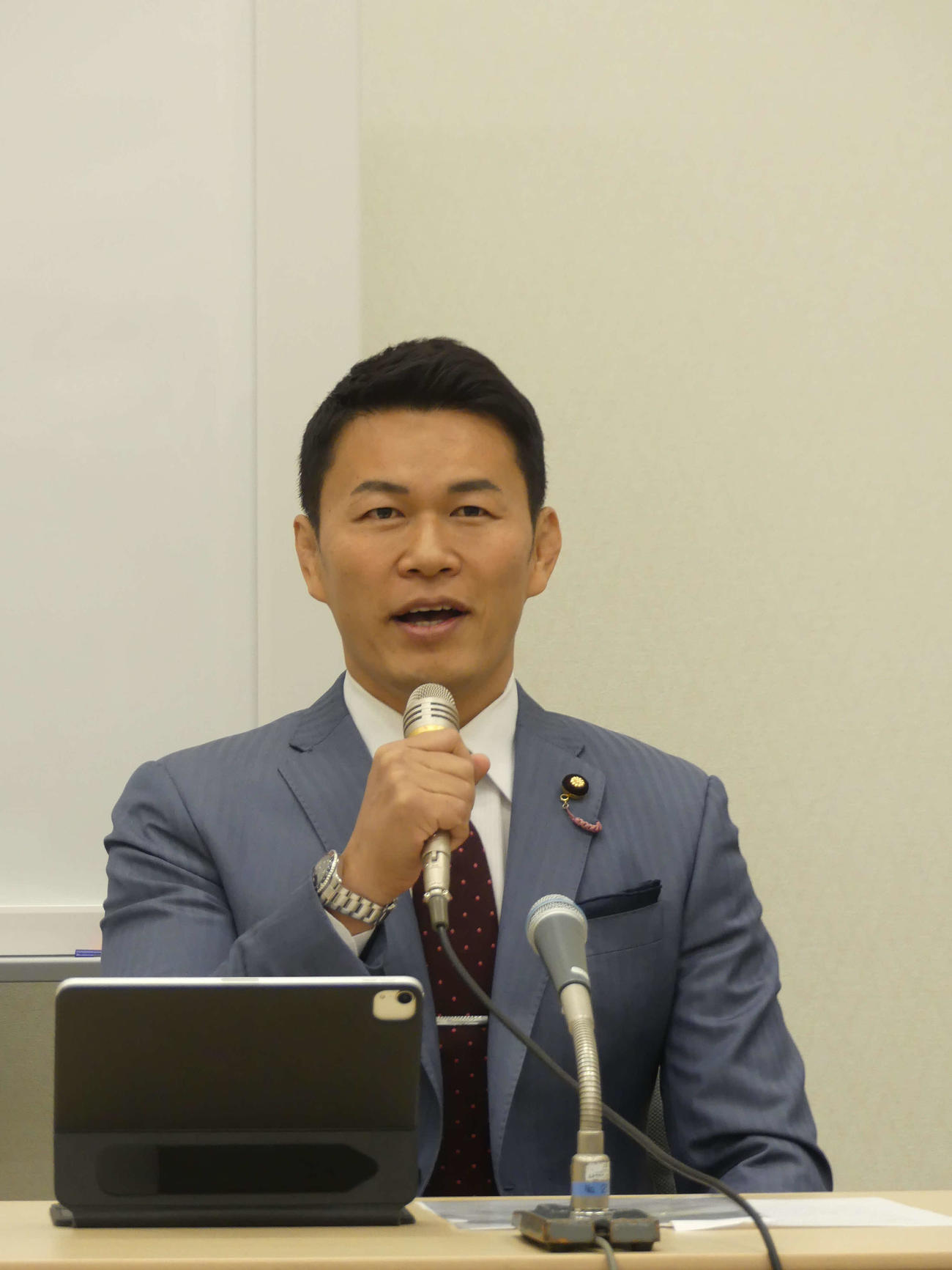 衆院東京15区補選への出馬を表明する須藤元気参院議員（撮影・中山知子）