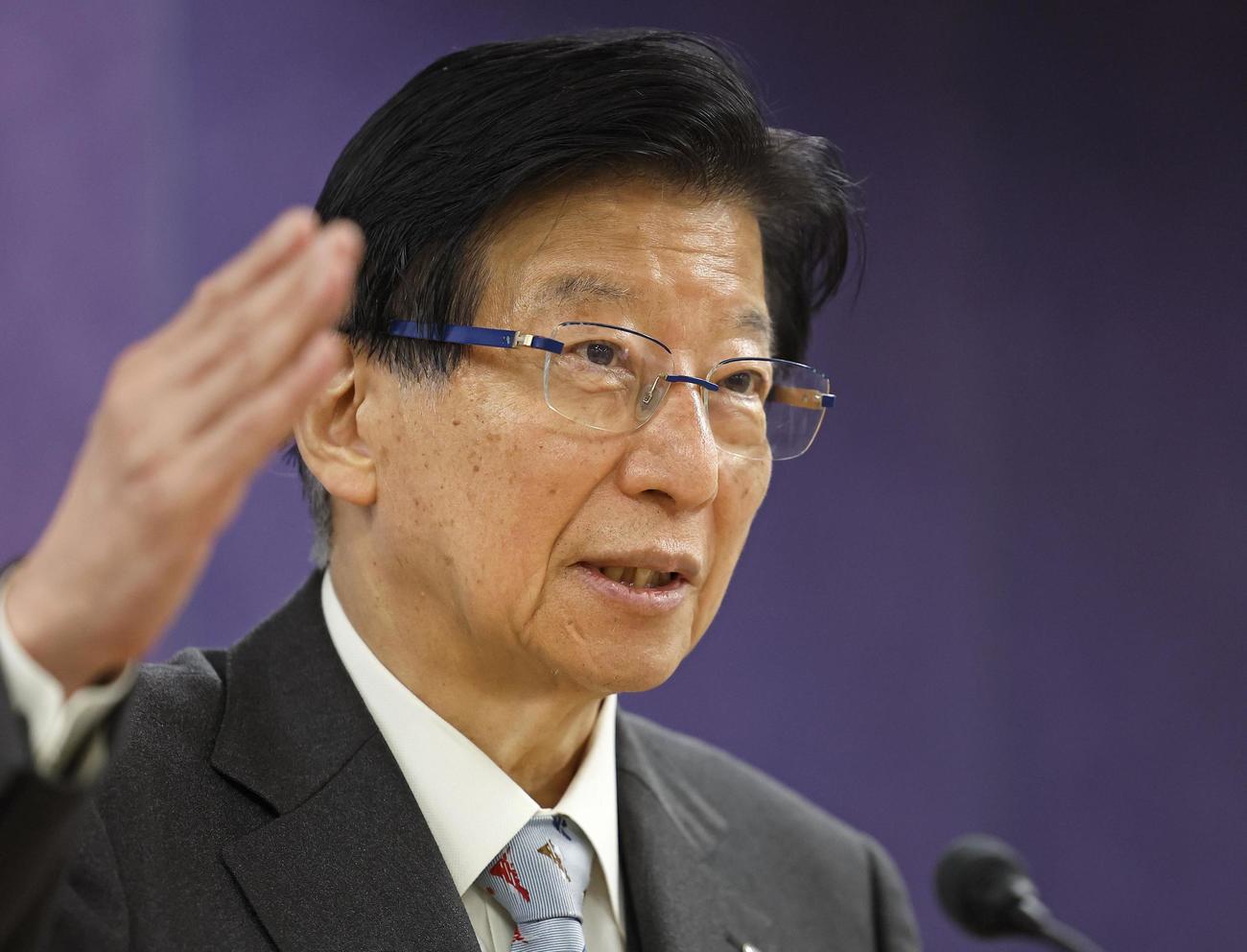 記者会見する静岡県の川勝平太知事（共同）