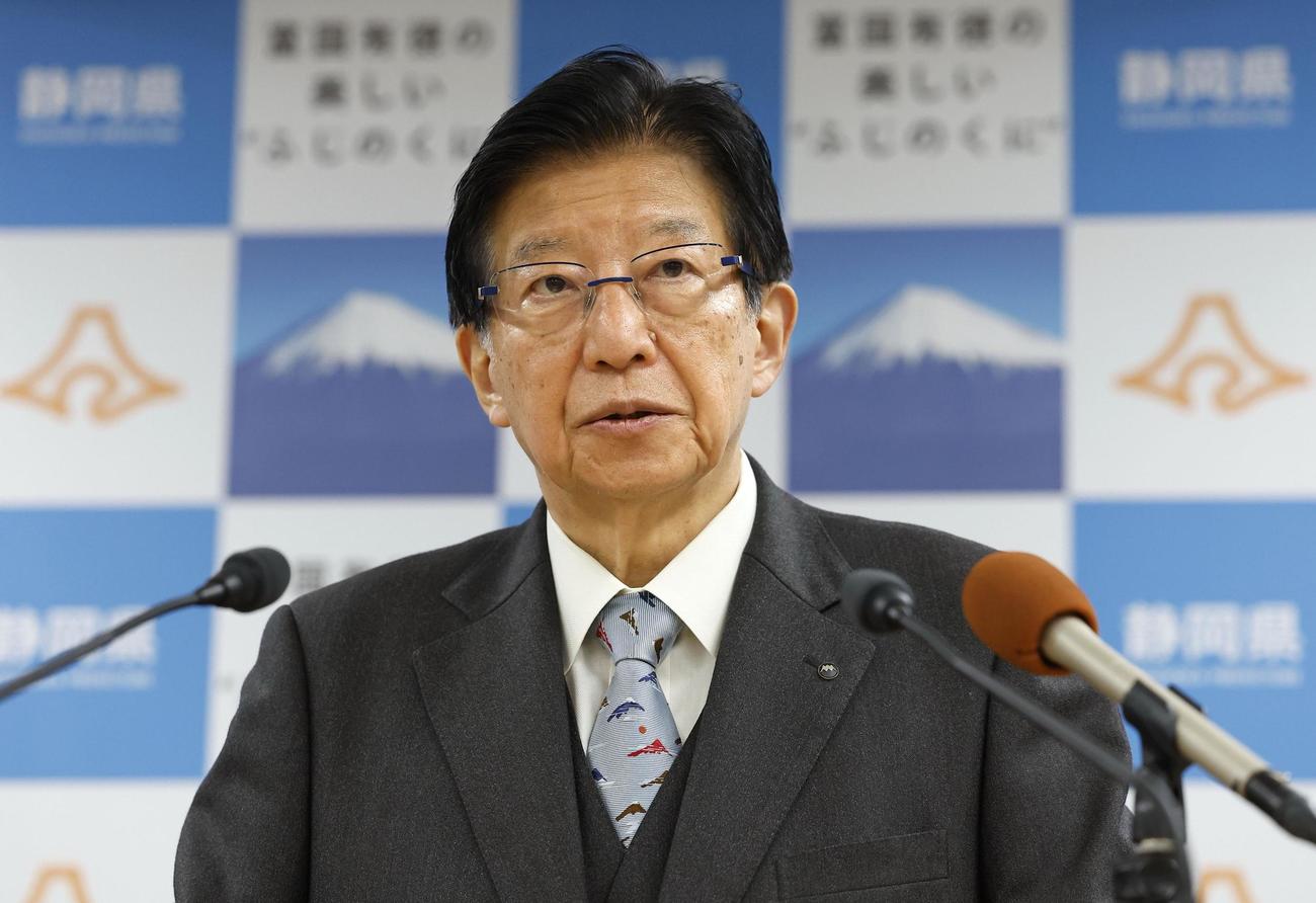記者会見する静岡県の川勝平太知事（共同）