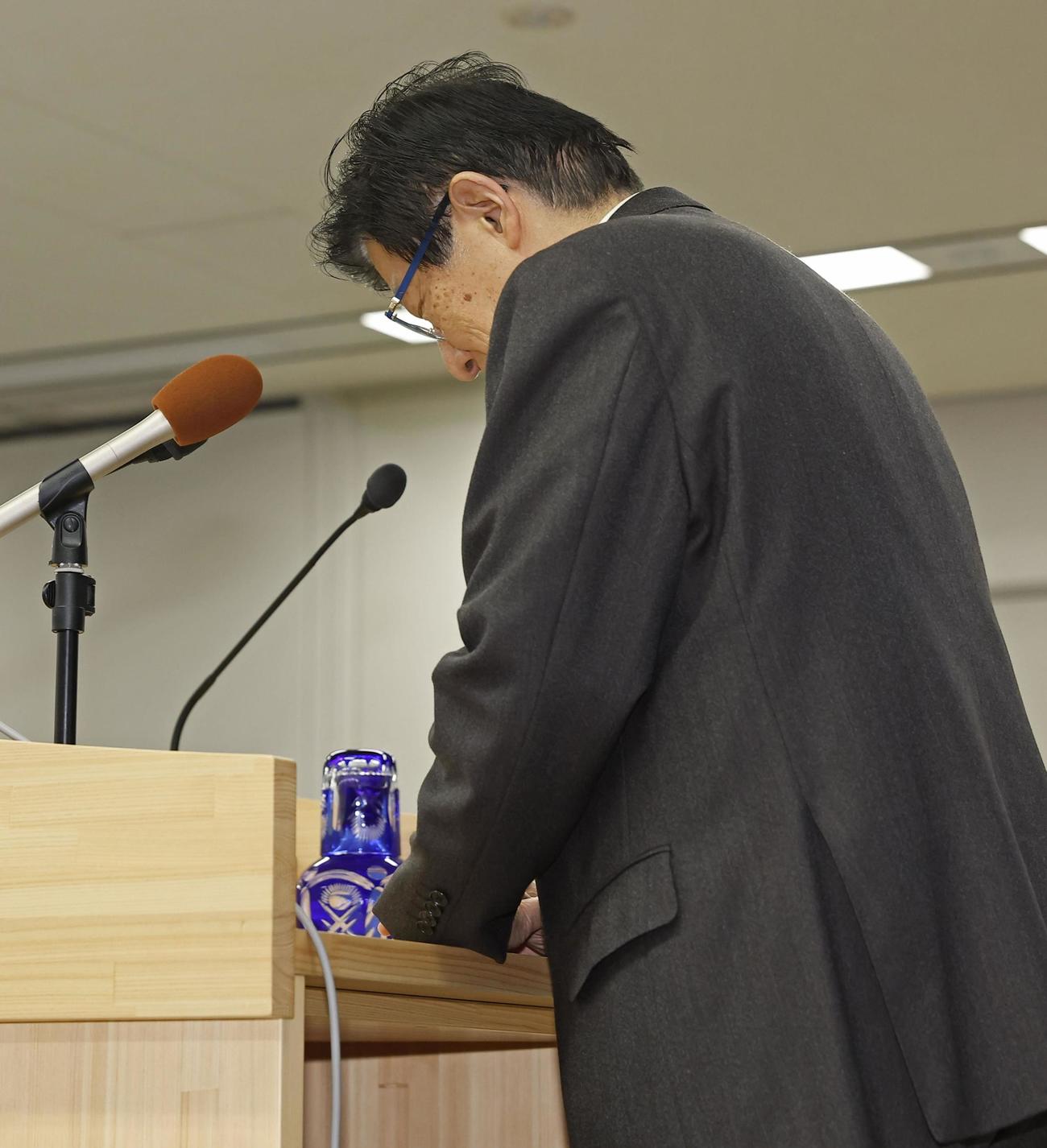 記者会見で、静岡県の新規採用職員への訓示での発言について謝罪する川勝平太知事（共同）