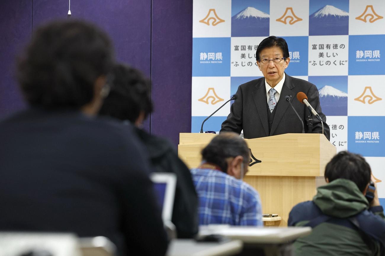 記者会見する静岡県の川勝平太知事