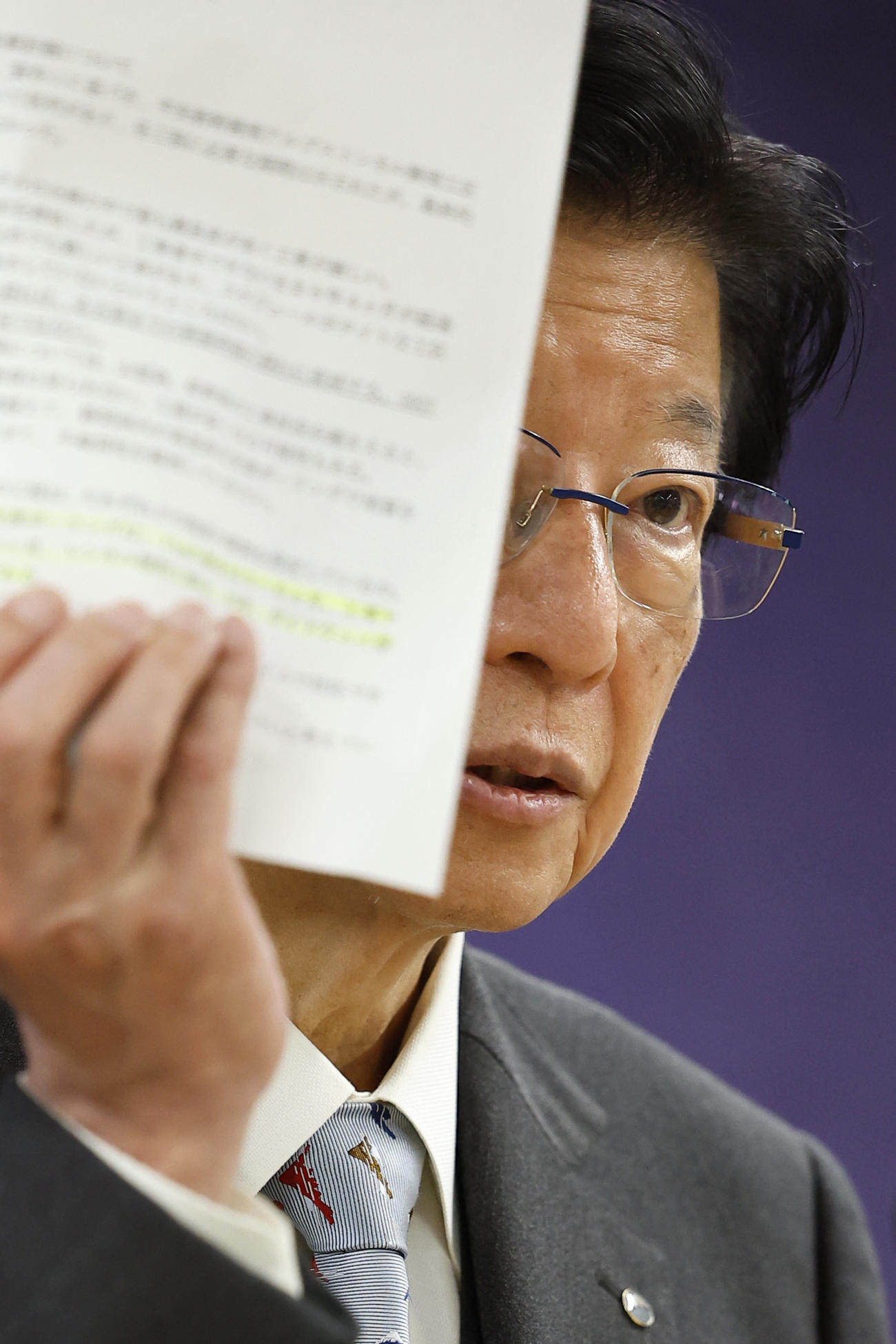 資料を手に記者会見する静岡県の川勝平太知事
