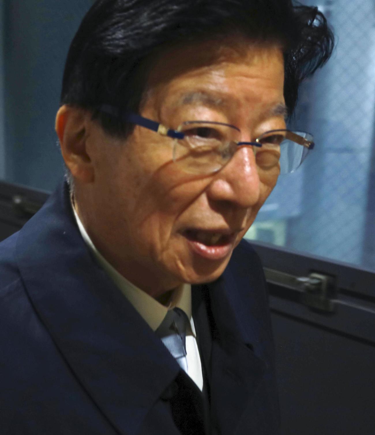 報道陣の問いかけに応じず、知事室へ向かう川勝平太静岡県知事（共同）