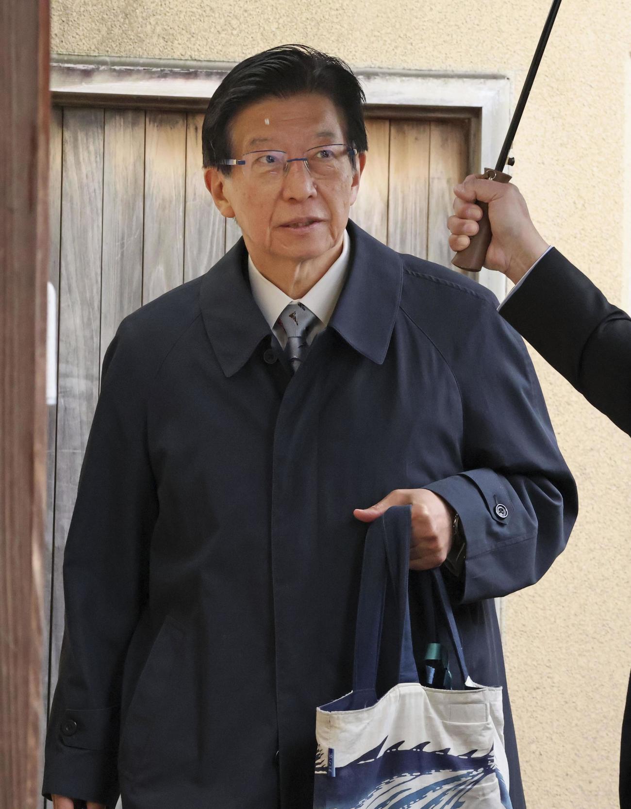 知事公舎から出発する川勝平太静岡県知事（共同）