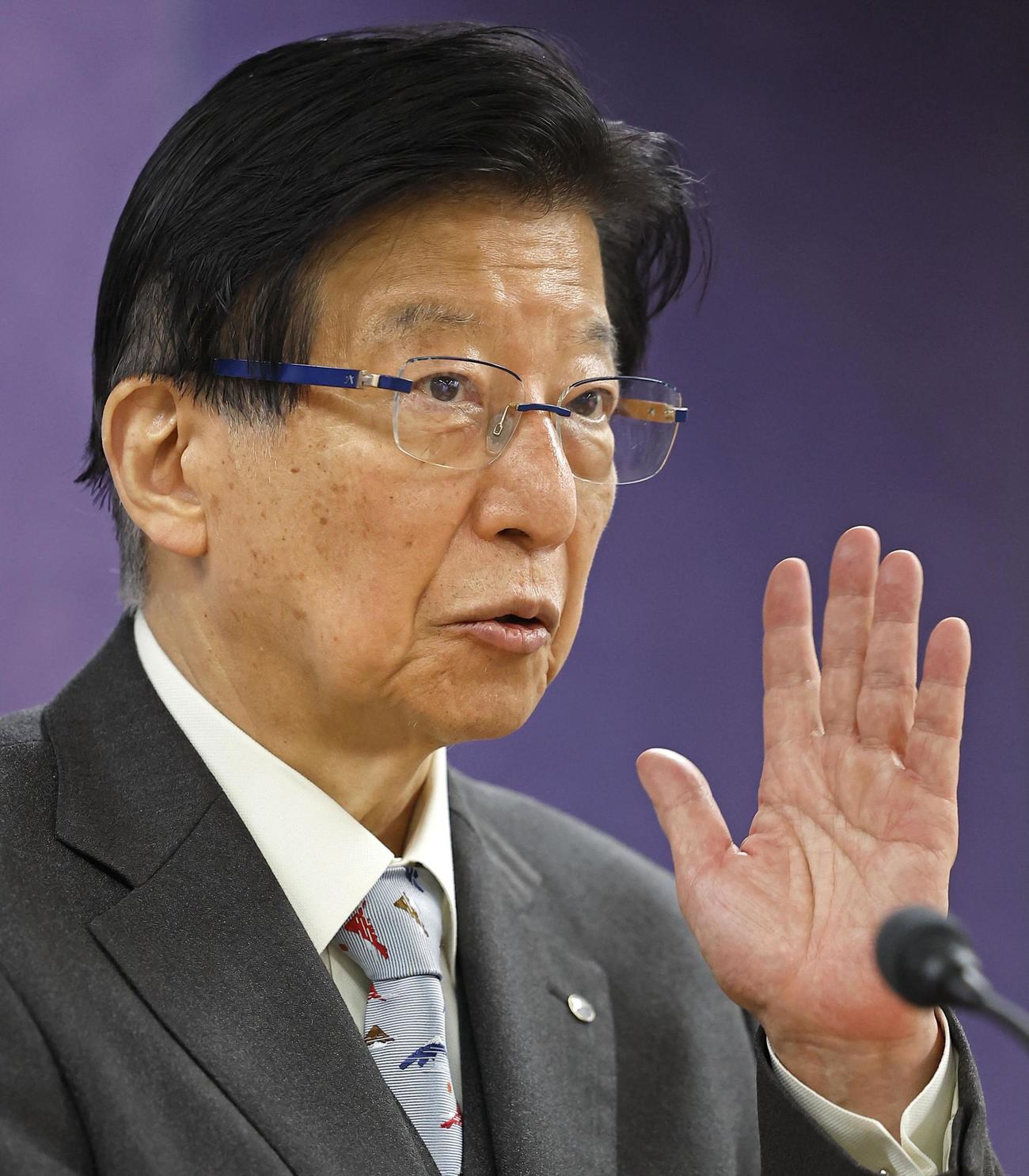 記者会見する静岡県の川勝平太知事（共同）