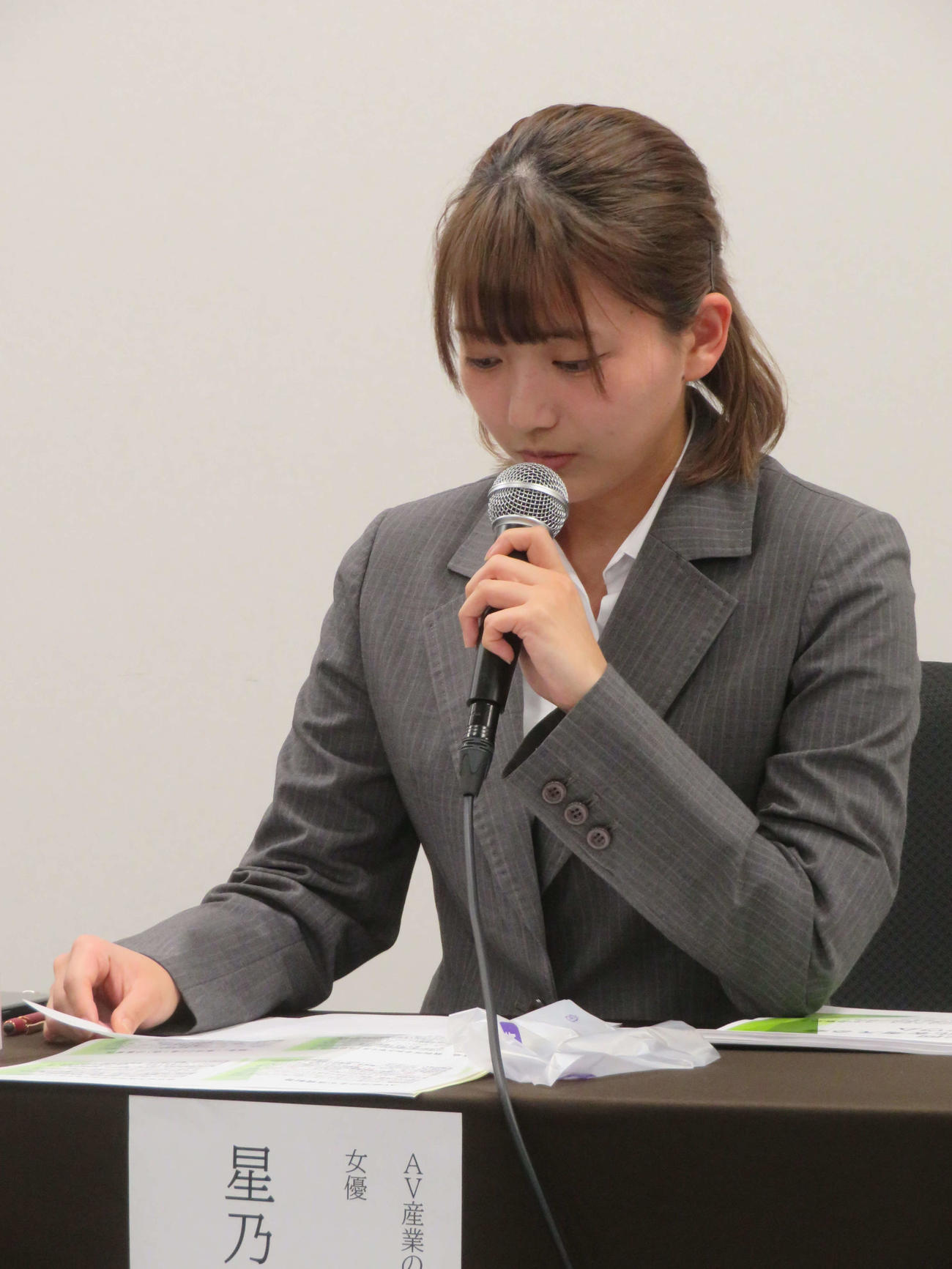 第2回AV産業の適正化を考える会シンポジウムで当事者としての意見を語る星乃莉子（撮影・村上幸将）