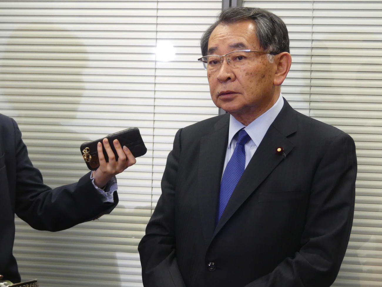 4日、自民党の政倫審で「離党勧告」処分となり、取材に応じる塩谷立元文科相（撮影・中山知子）